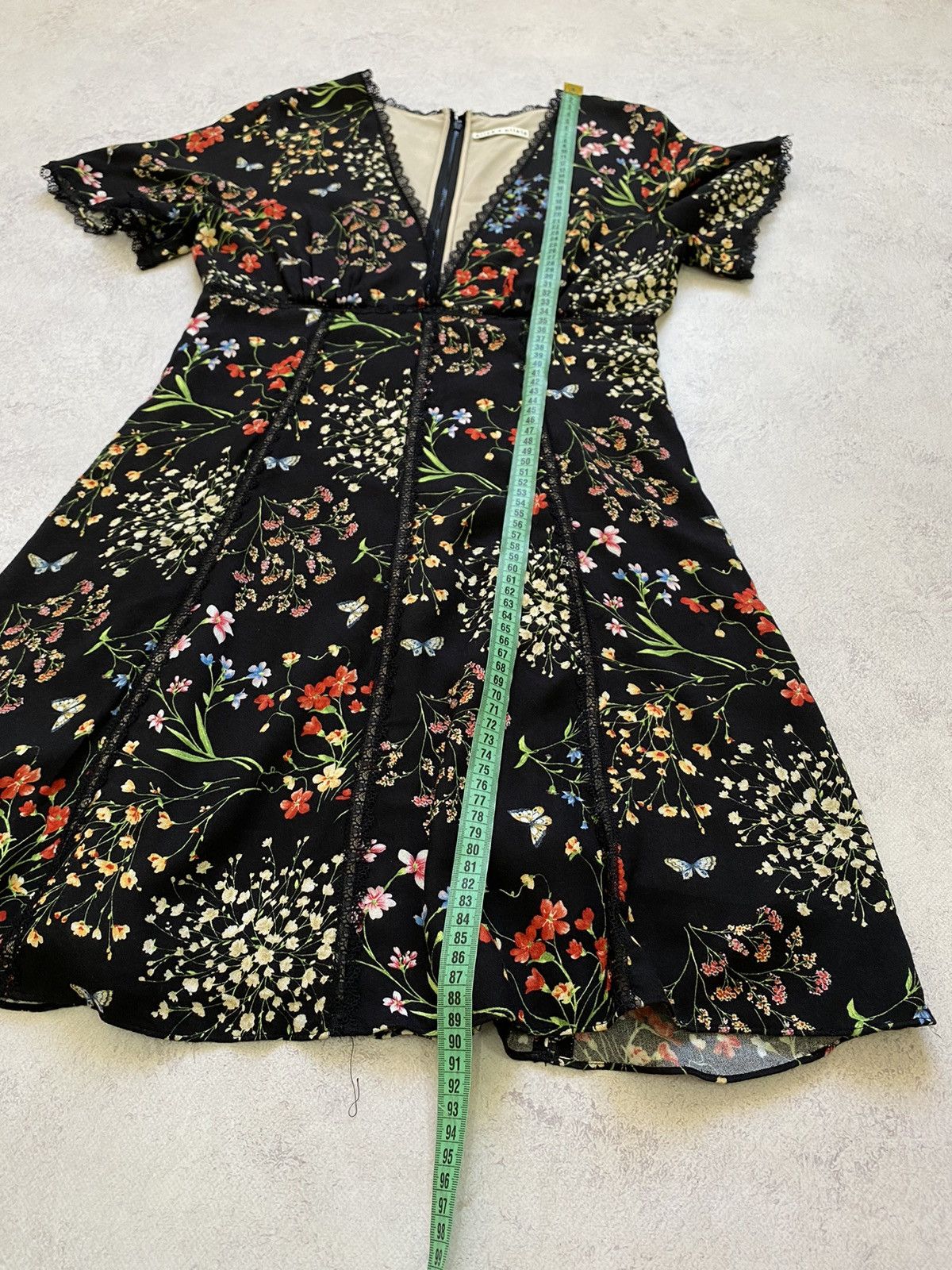 Alice + Olivia Alice + Olivia Black Floral Short Sleeve V-Neck Mini Dress Size S / US 4 / IT 40 - 17 Thumbnail