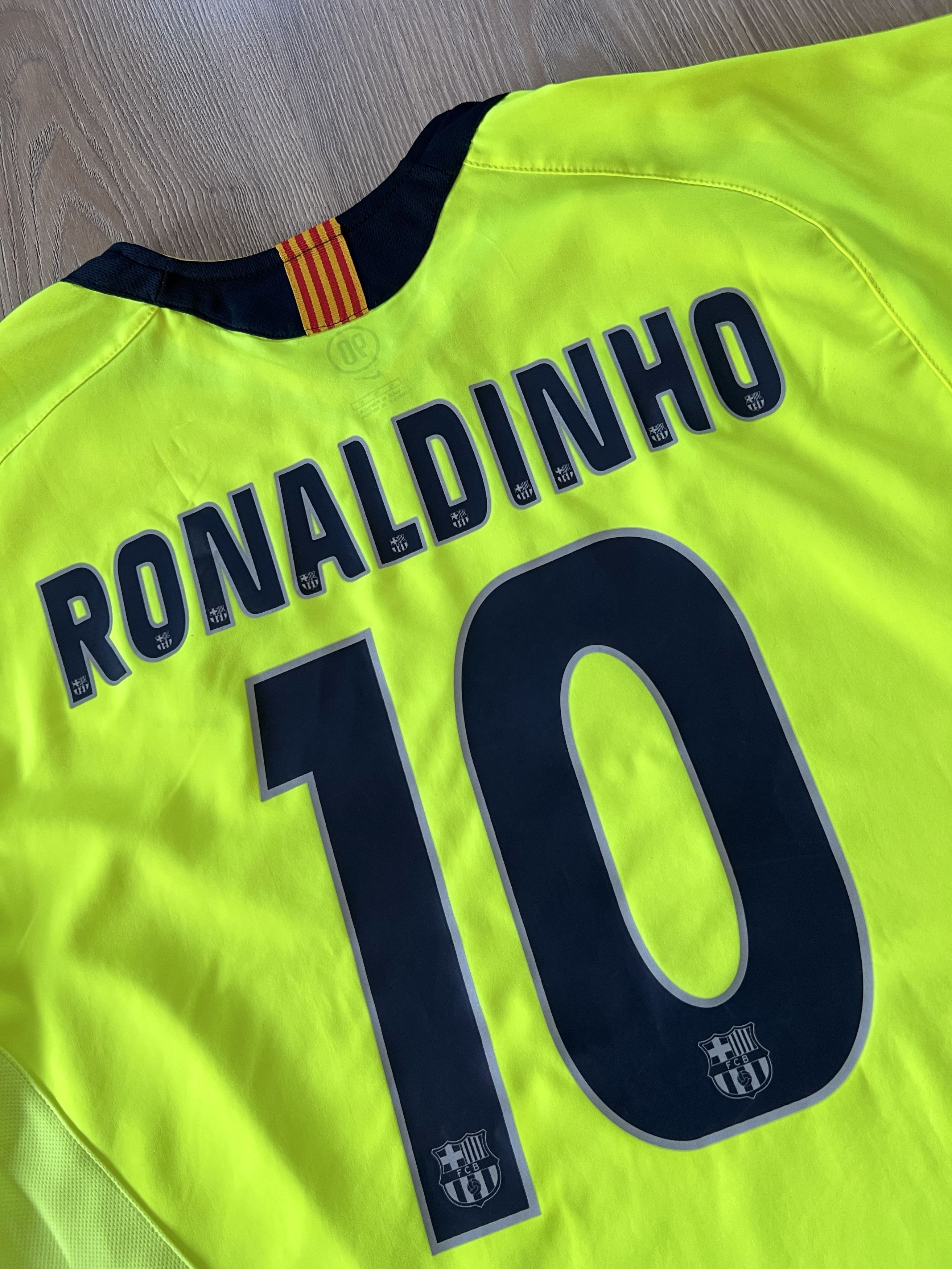 Nike Nike Barcelona Away Jersey Ronaldinho #10 2005-2006 Size US XL / EU 56 / 4 - 4 Thumbnail