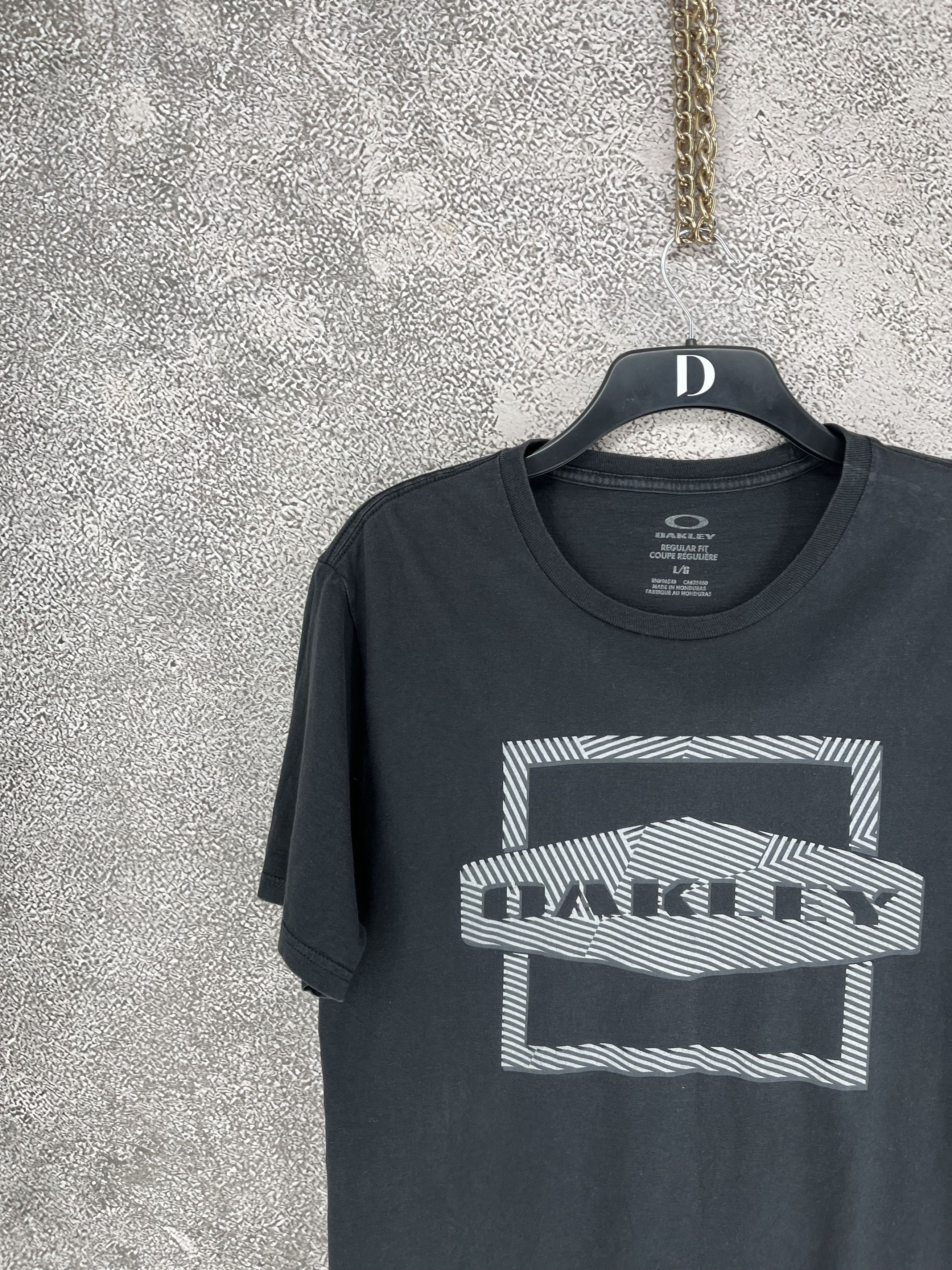 Oakley Oakley Vintage 3D Logo Y2K Archival 90s T shirt Size US L / EU 52-54 / 3 - 4 Thumbnail