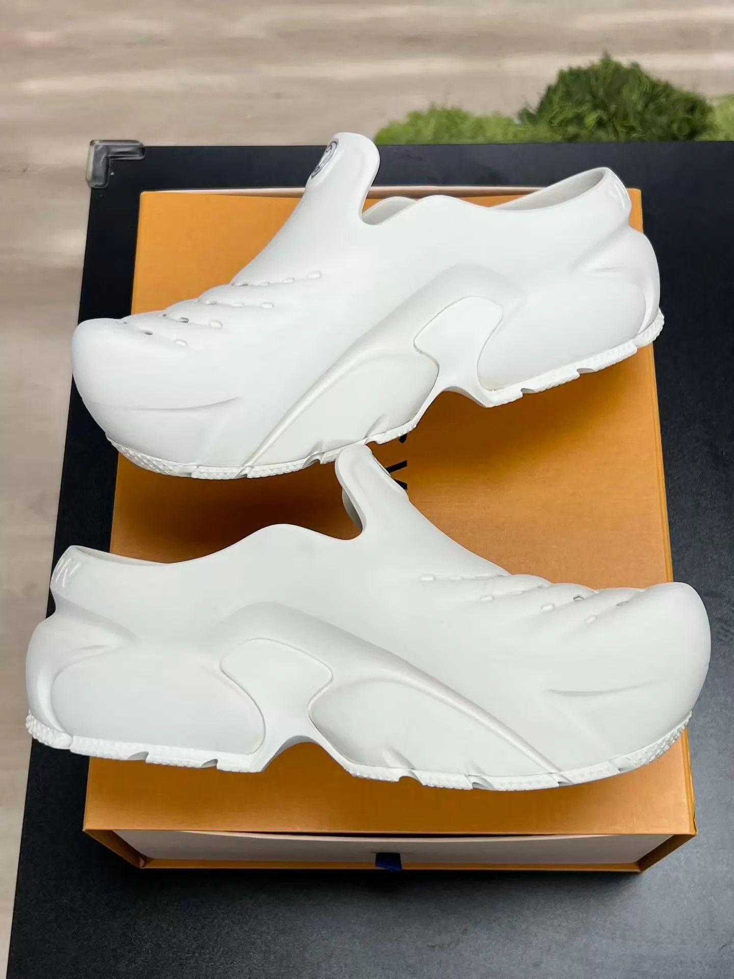 Louis Vuitton LV Shark Slippers White 41 Thick Sole Elevated Size US 8 / EU 41 - 6 Thumbnail
