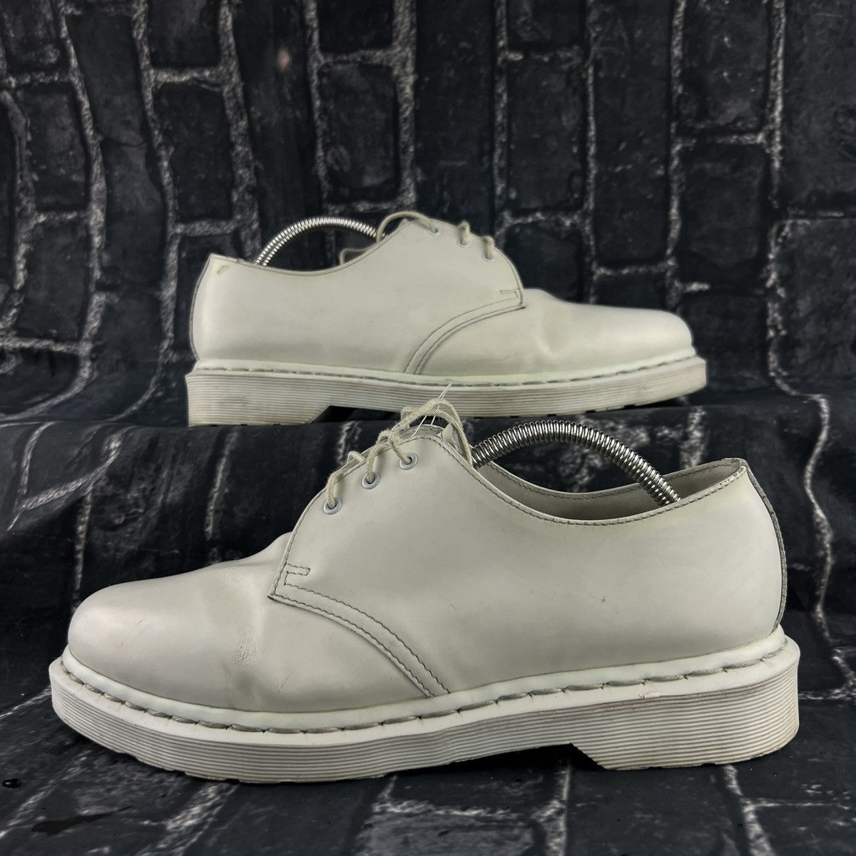 Dr martens white low sales