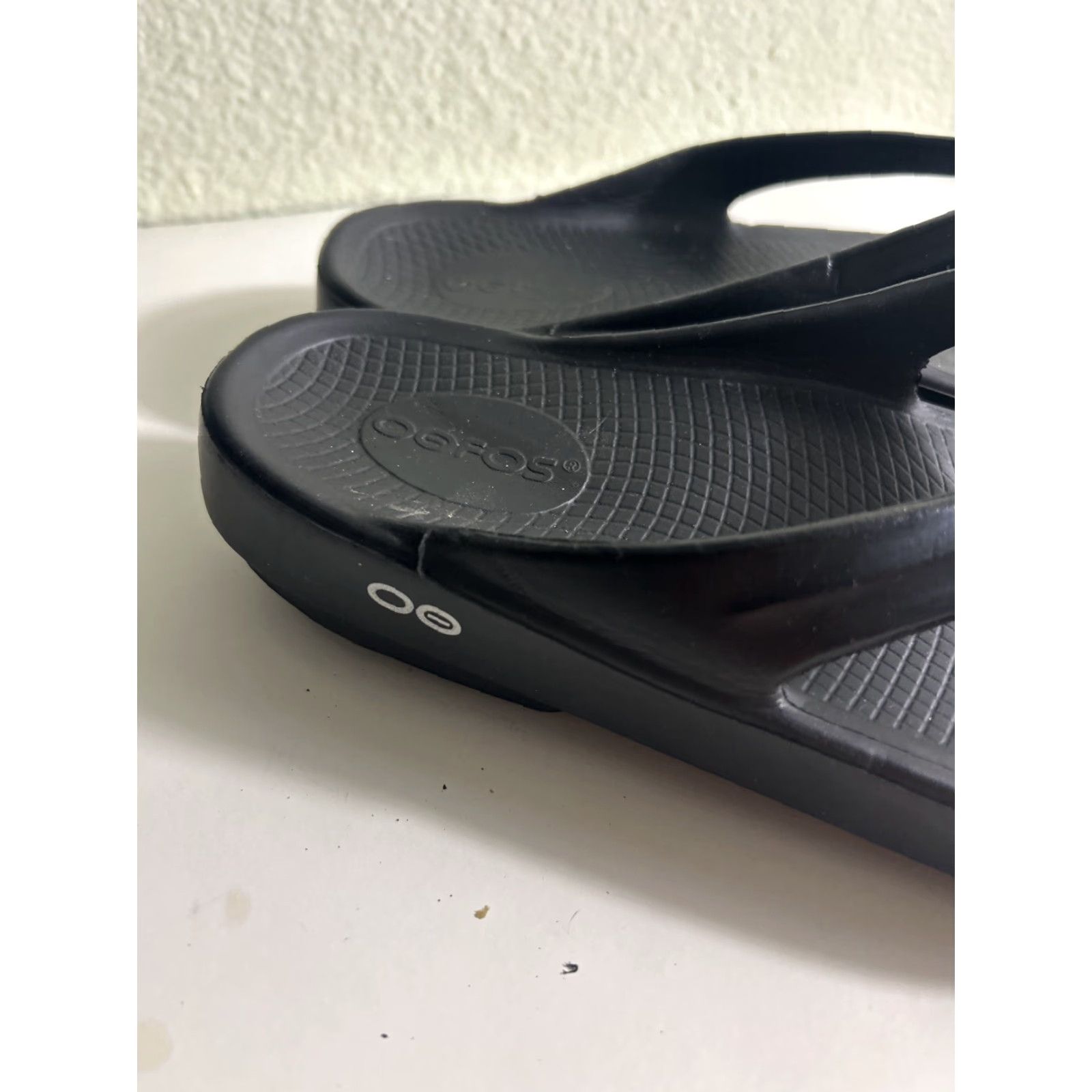 Vintage OOFOS Slides Thong Sandals Women 11 42 Black recovery UV logo? Size US 11 / IT 41 - 3 Thumbnail
