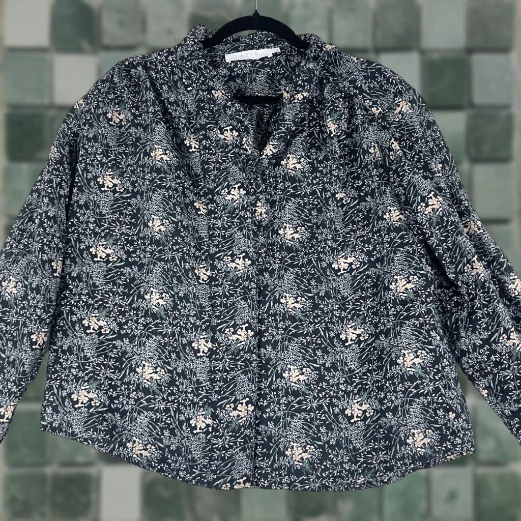 ASTR The Label ASTR The Label Button-Up Shirt Womens Large Black Floral Long Sleeve Ruffle Size L / US 10 / IT 46 - 1 Thumbnail