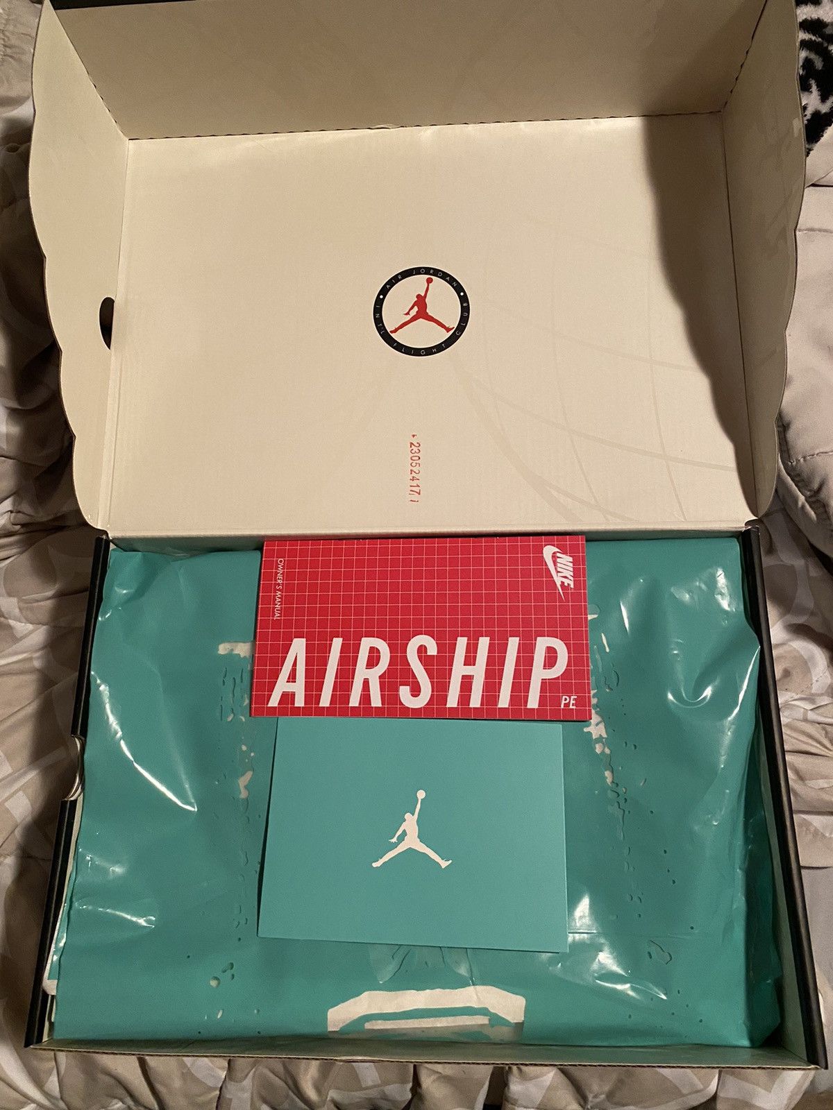 Jordan Brand Air Jordan x Corporate Air Ship Size US 10 / EU 43 - 13 Thumbnail