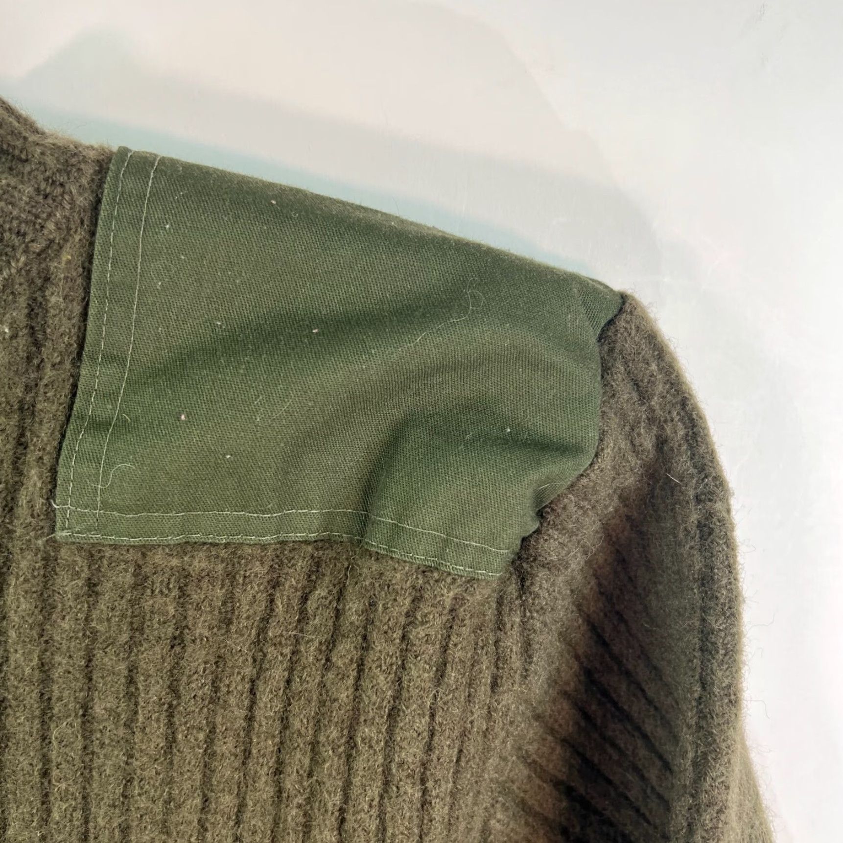 Vintage VINTAGE DSCP Sweater Military Green Wool Elbow Patches 90s Adults Medium Green Mens Sweater Size US M / EU 48-50 / 2 - 2 Thumbnail