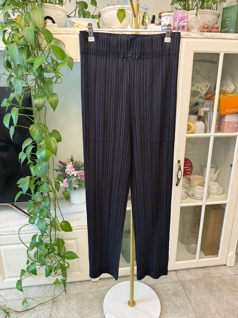 Issey Miyake Issey Miyake size:4 Black pleated straight-leg pants Size 31" - 1 Thumbnail
