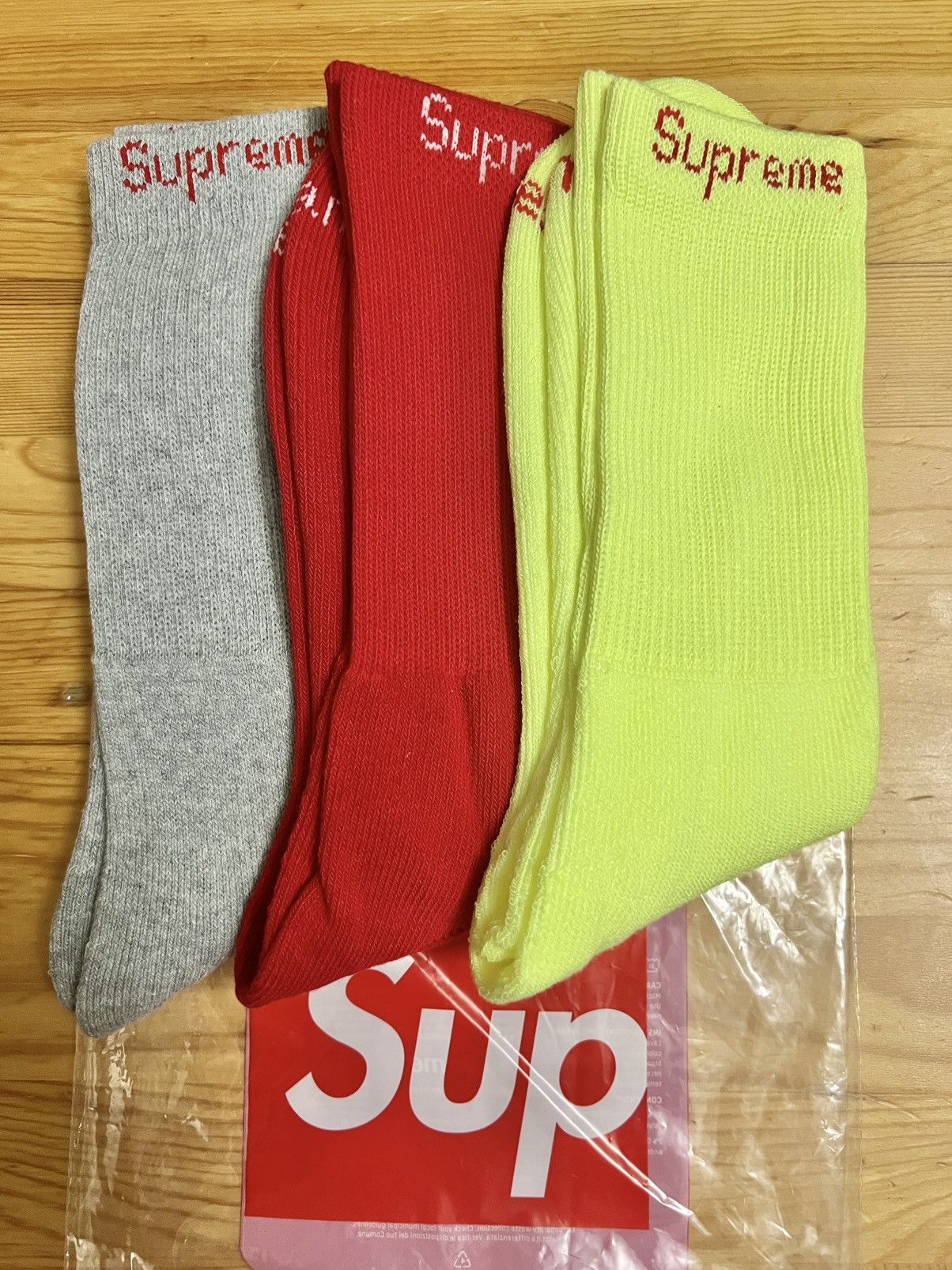 Supreme Supreme x Hanes Socks (3 colors) Size ONE SIZE - 1 Thumbnail