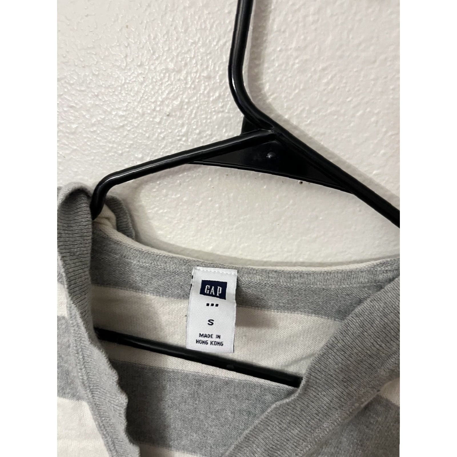 Gap VINTAGE Gap Women's Sweater Hooded Pullover Knit Long Sleeve V-Neck Medium Gray & White Stripe Casual Fall Winter Size S / US 4 / IT 40 - 2 Thumbnail