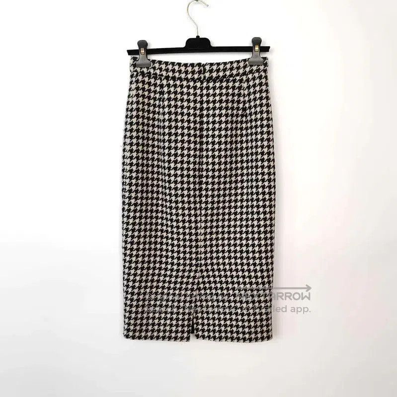 Max Mara MaxMara Black Wool Midi Skirt . Size 23" - 2 Thumbnail