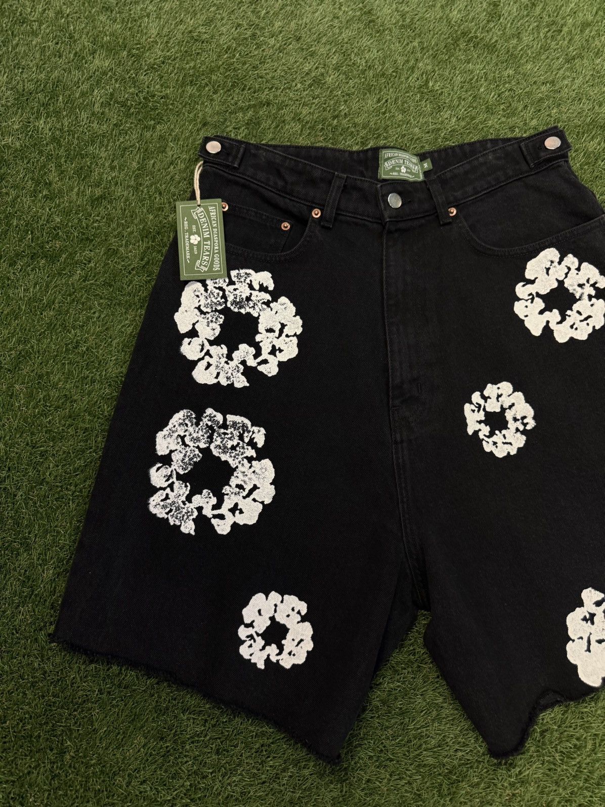 DENIM TEARS Denim Tears Cotton Wreath Shorts Size M (NEW) Size US 28 / EU 44 - 2 Thumbnail