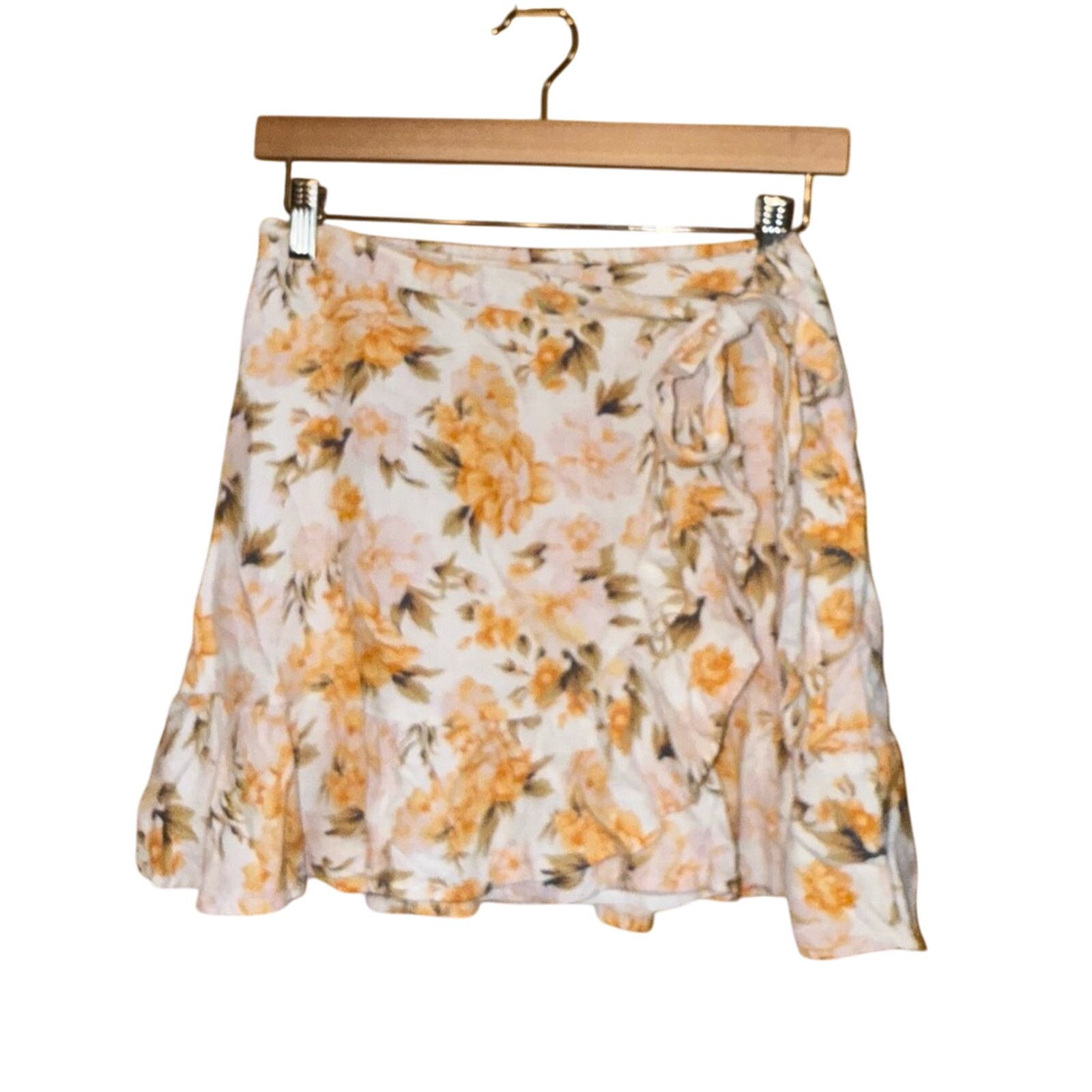 American Eagle Outfitters American Eagle Skirt. Yellow Rose pattern. Size small. Size 28" / US 6 / IT 42 - 1 Thumbnail