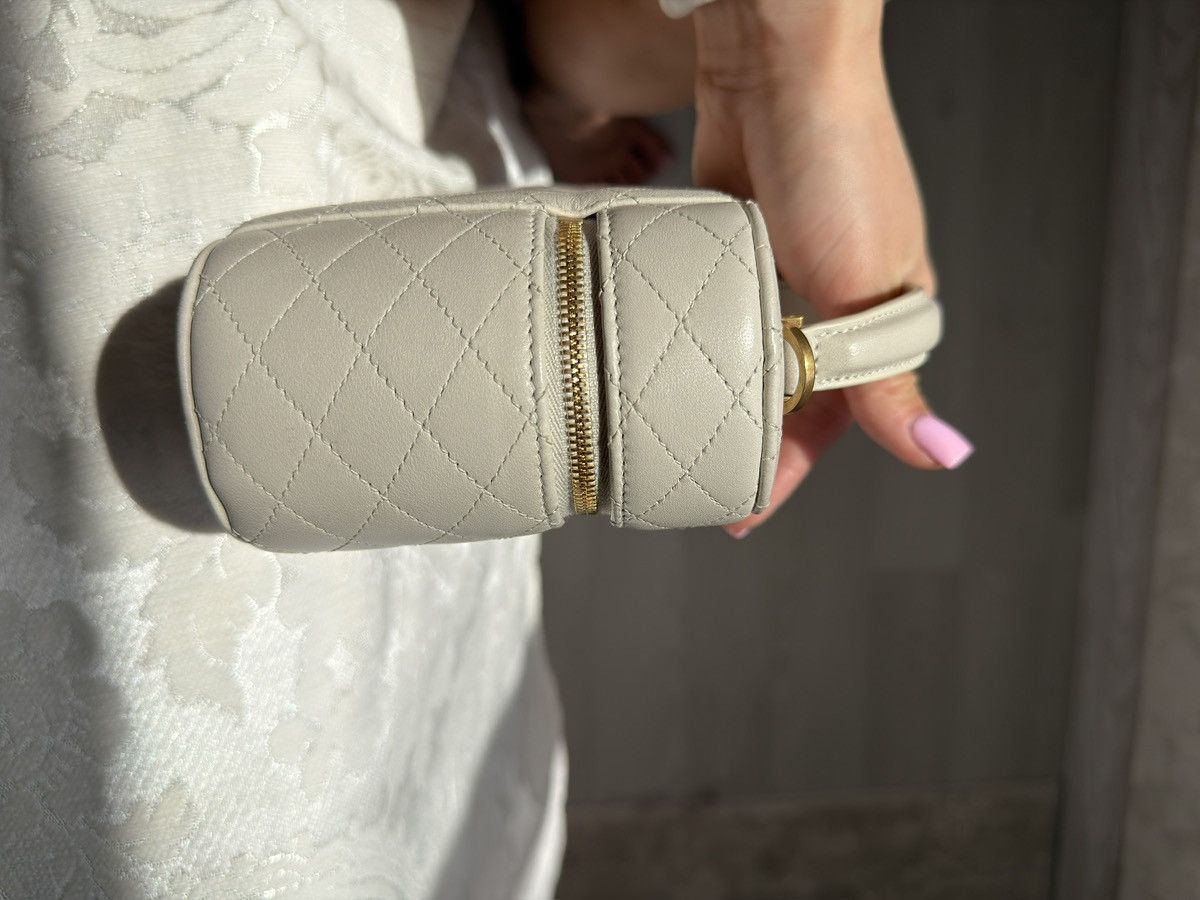Yves Saint Laurent Saint Laurent Gaby Vanity Bag Off White Size ONE SIZE - 4 Thumbnail