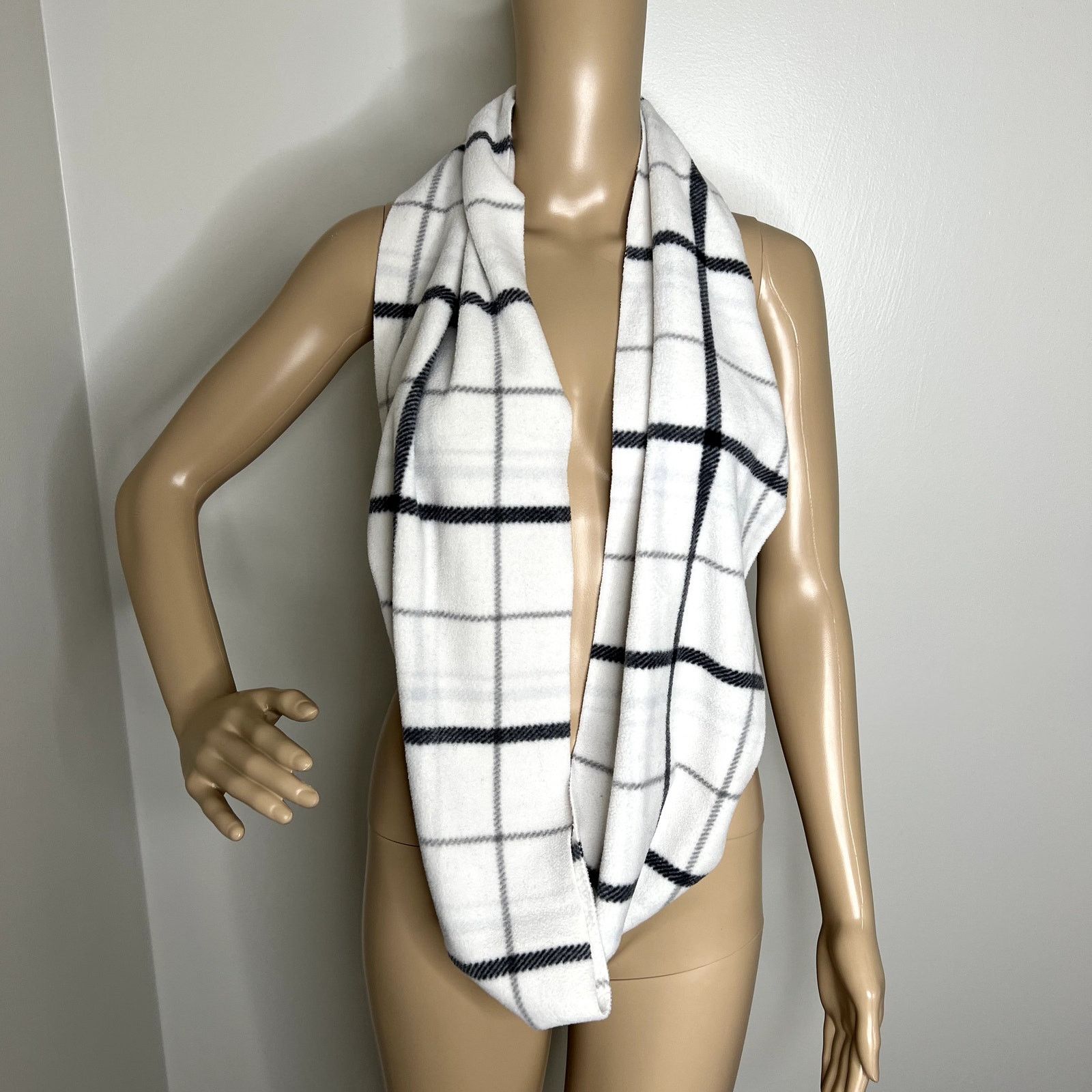 Old Navy Old Navy White Plaid Patterned Infinity Scarf Size ONE SIZE - 6 Thumbnail