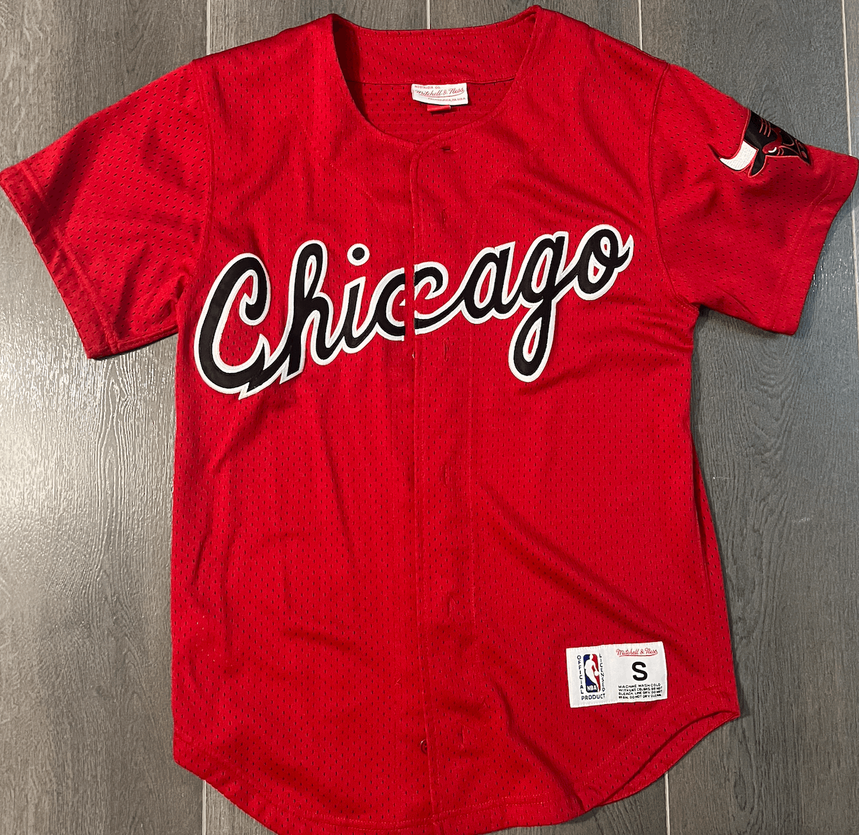 Image of Mitchell Ness x NBA Vintage Chicago Bulls Mesh Button Front Baseball Jersey in Red (Size Small)