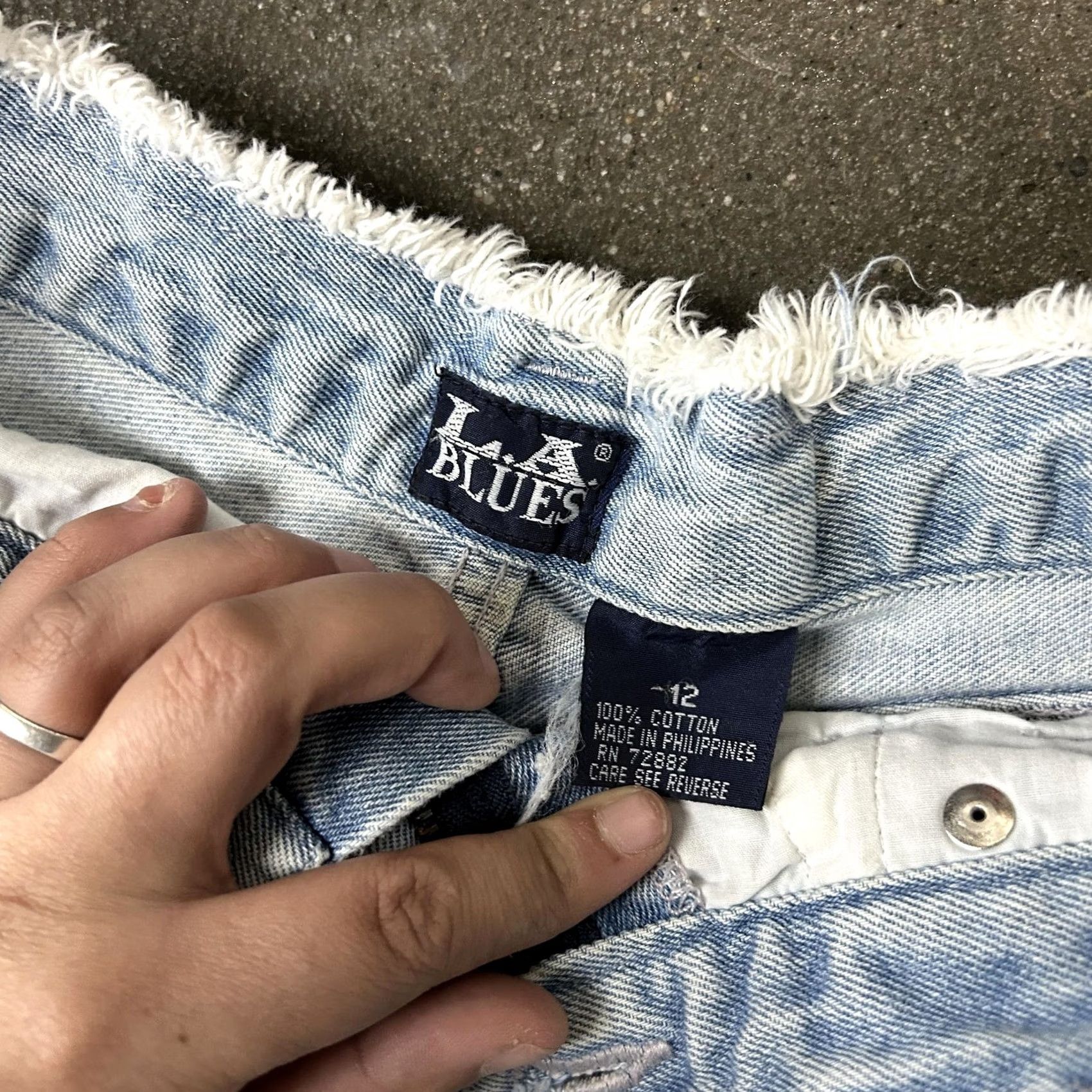 Vintage L.A. Blues Shorts Womens 12 Denim Blue High Rise Cut-Off Frayed Hem Casual straight Navy 31 in Waist 4 in Inseam Womens Size 34" / US 12 / IT 48 - 2 Thumbnail