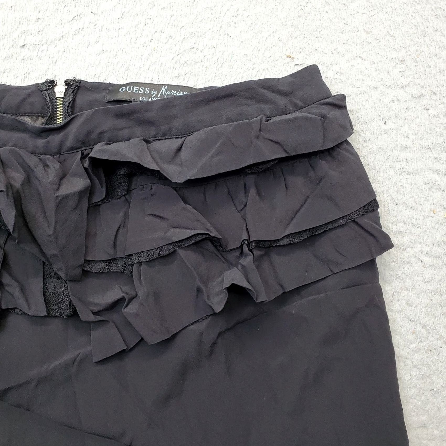Vintage GUESS by Marciano Mini Skirt Womens S Black Silk Ruffle Trim Stretch Back Zip Skirt Size 28" / US 6 / IT 42 - 5 Thumbnail