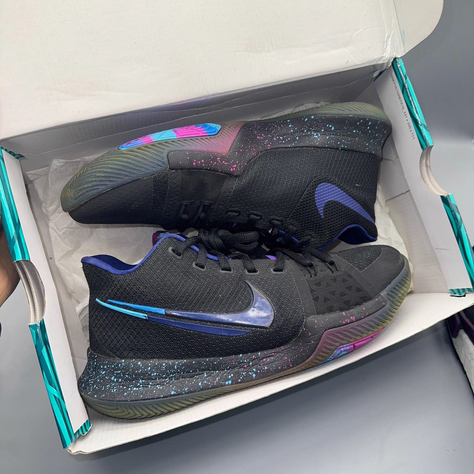 Nike Nike Kyrie 3 Broken Hook Black 40.5 Size US 9.5 / IT 39.5 - 6 Thumbnail