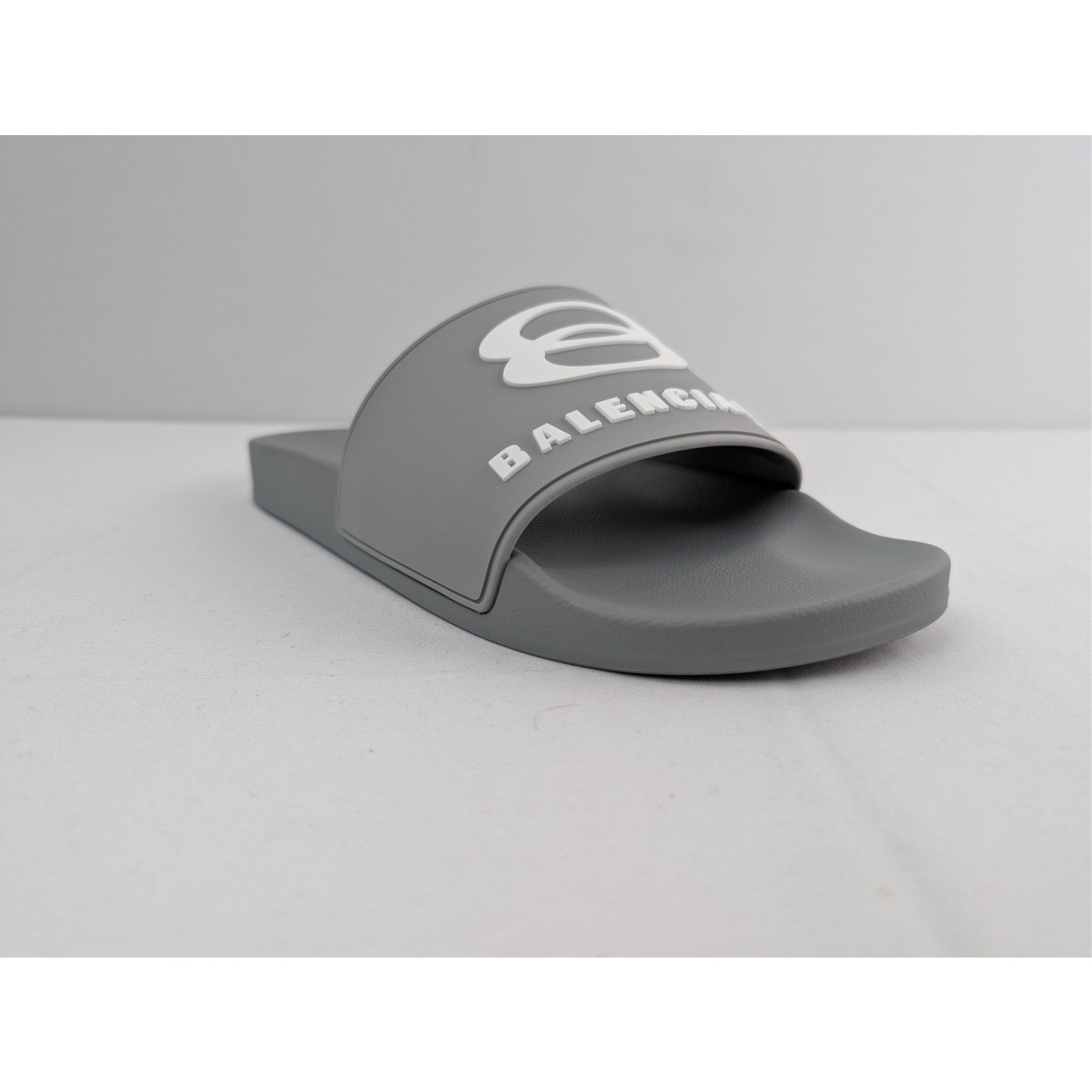 Balenciaga o1rshd1 Logo Pool Slides Slippers in Gray/White Size US 11 / EU 44 - 2 Thumbnail