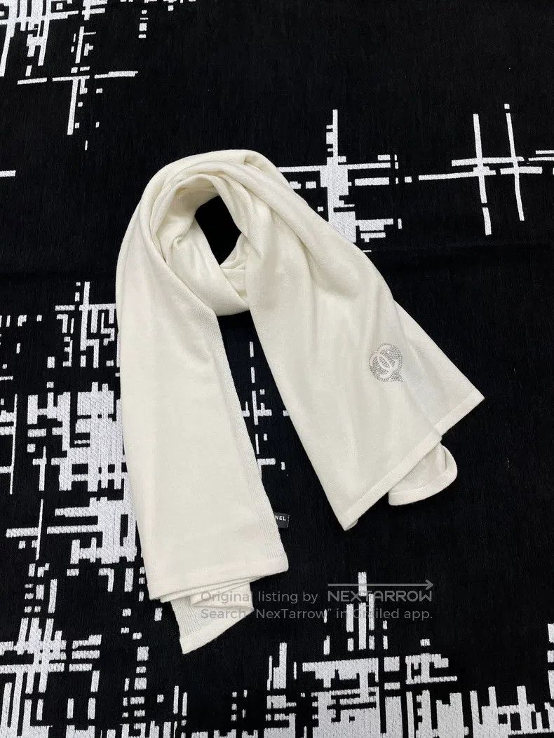 Chanel Chanel White rhinestone love logo cashmere scarf Size ONE SIZE - 1 Thumbnail