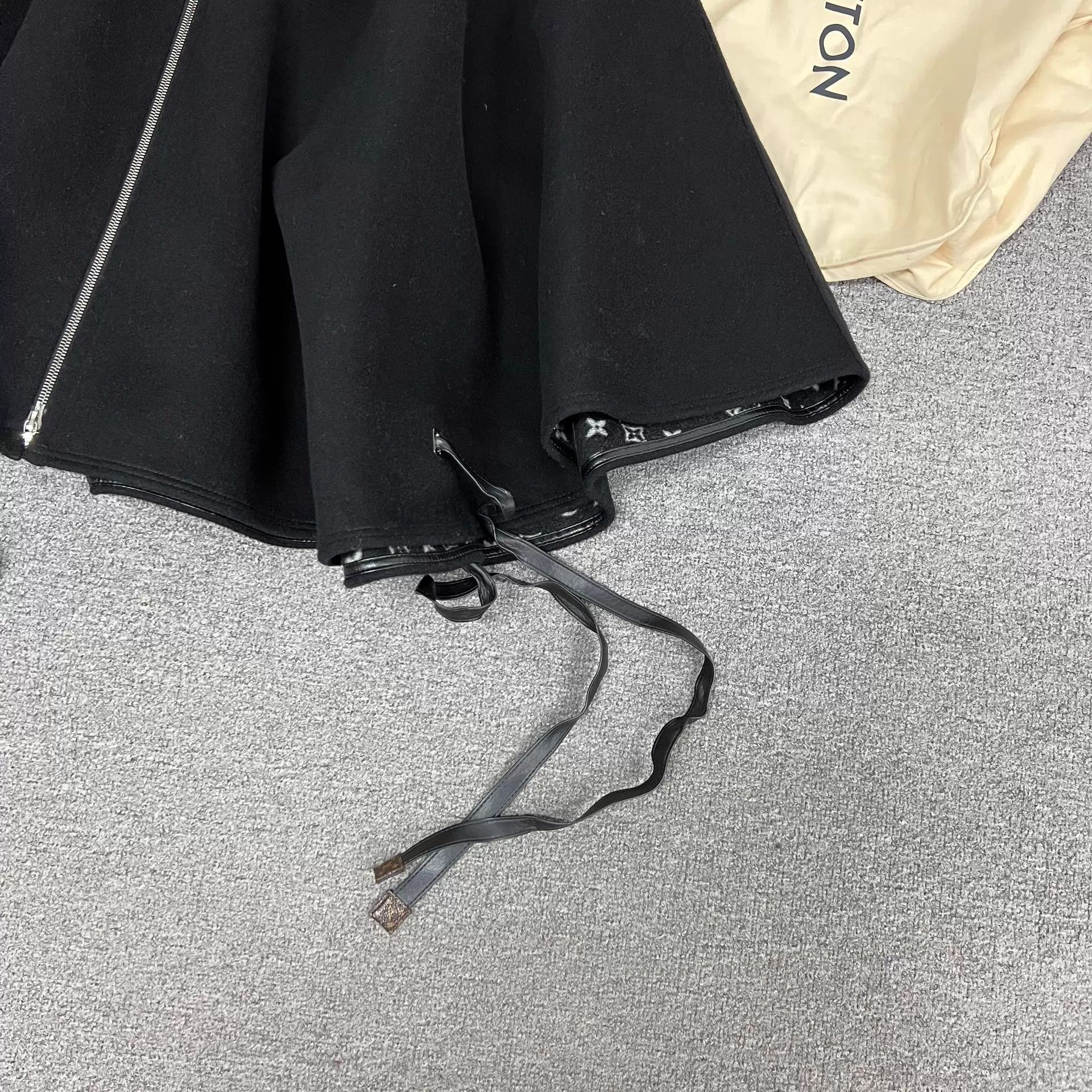 Louis Vuitton LV Reversible Monogram Wool Leather Trim Black/Monogram 36 Size XS / US 0-2 / IT 36-38 - 5 Thumbnail