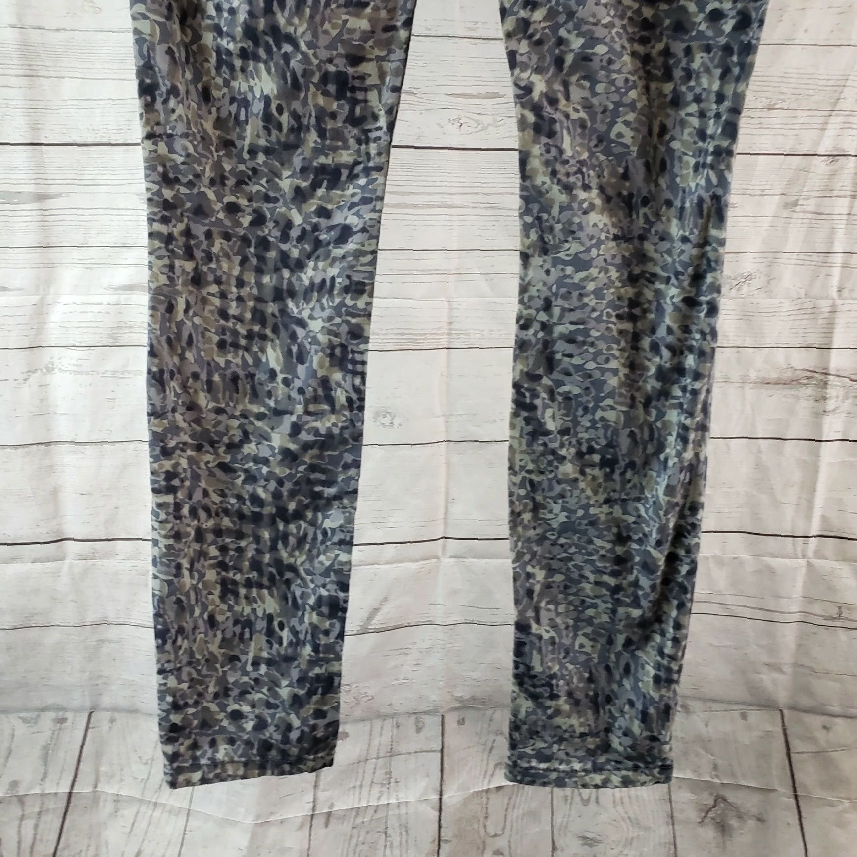 Vintage CAbi 604 Womens Modern Camo Skinny Jeans Sz 2 Gray Blue Low Rise Denim Cotton Blend Inseam 30 Womens Size 26" / US 2 / IT 38 - 4 Thumbnail