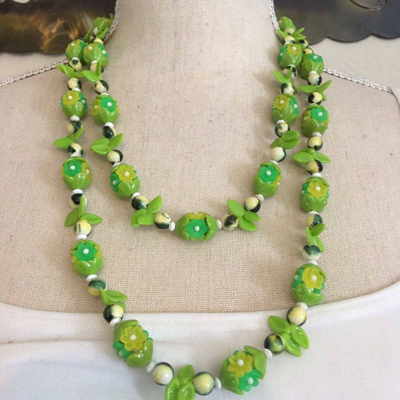 Vintage Vintage 60s green floral plastic bead necklace Size ONE SIZE - 1 Thumbnail