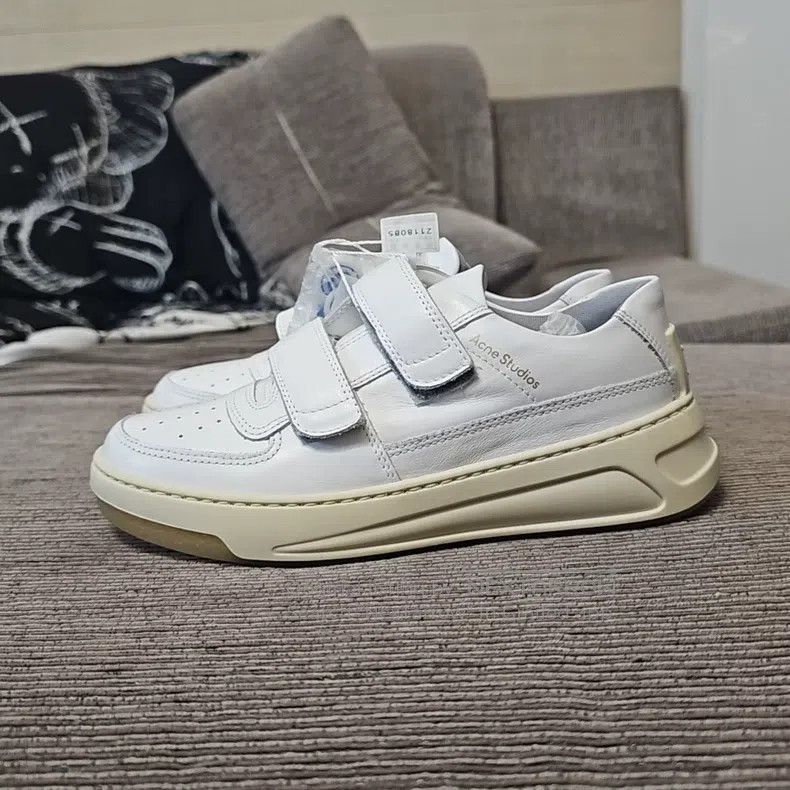 Acne Studios Acne Studios Round-toed Velcro low-top sneakers Size US 4.5 / IT 34.5 - 1 Thumbnail