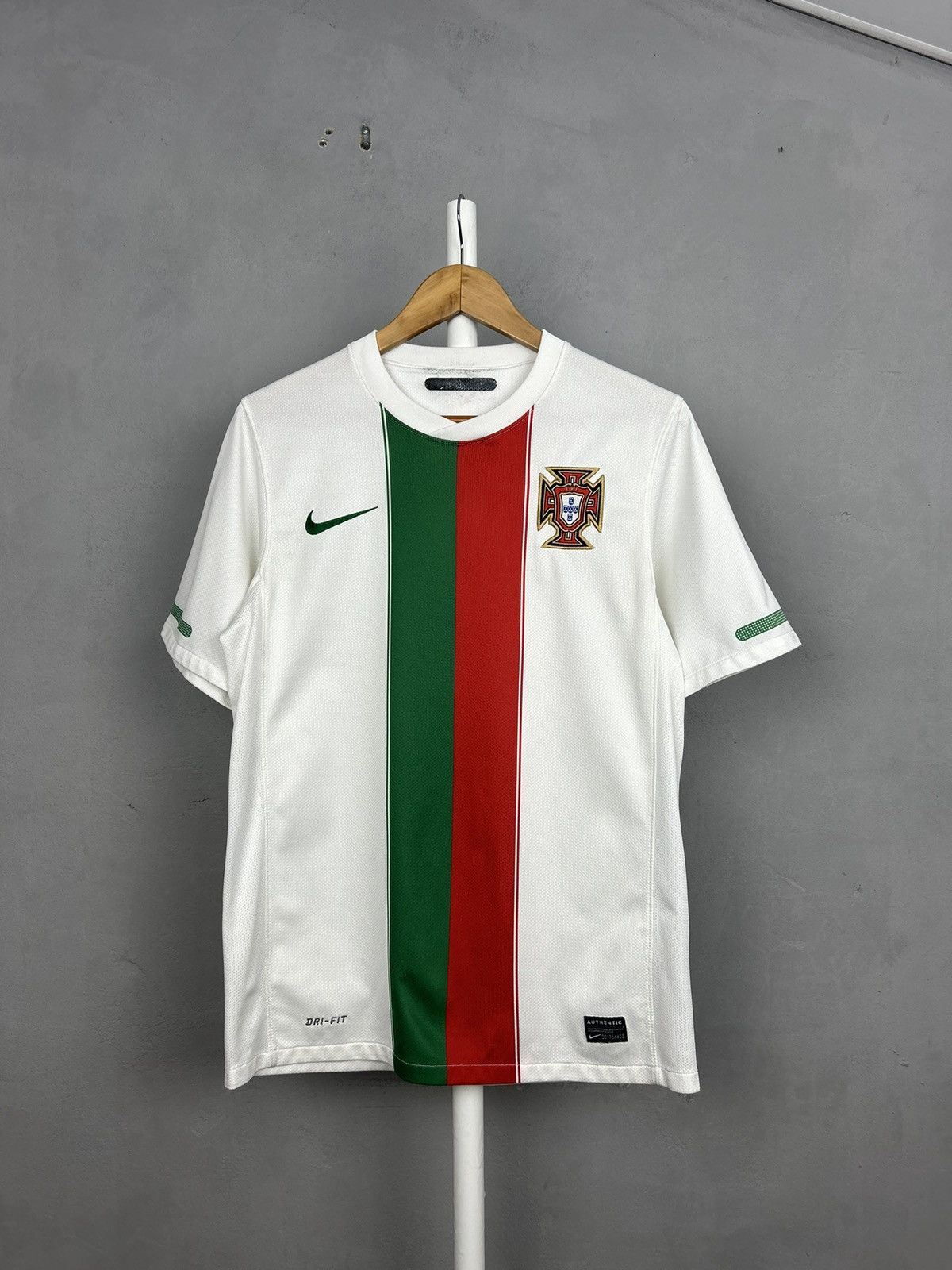 Nike PORTUGAL 2010 2011 AWAY NIKE FOOTBALL SHIRT SOCCER JERSEY Size US S / EU 44-46 / 1 - 1 Thumbnail