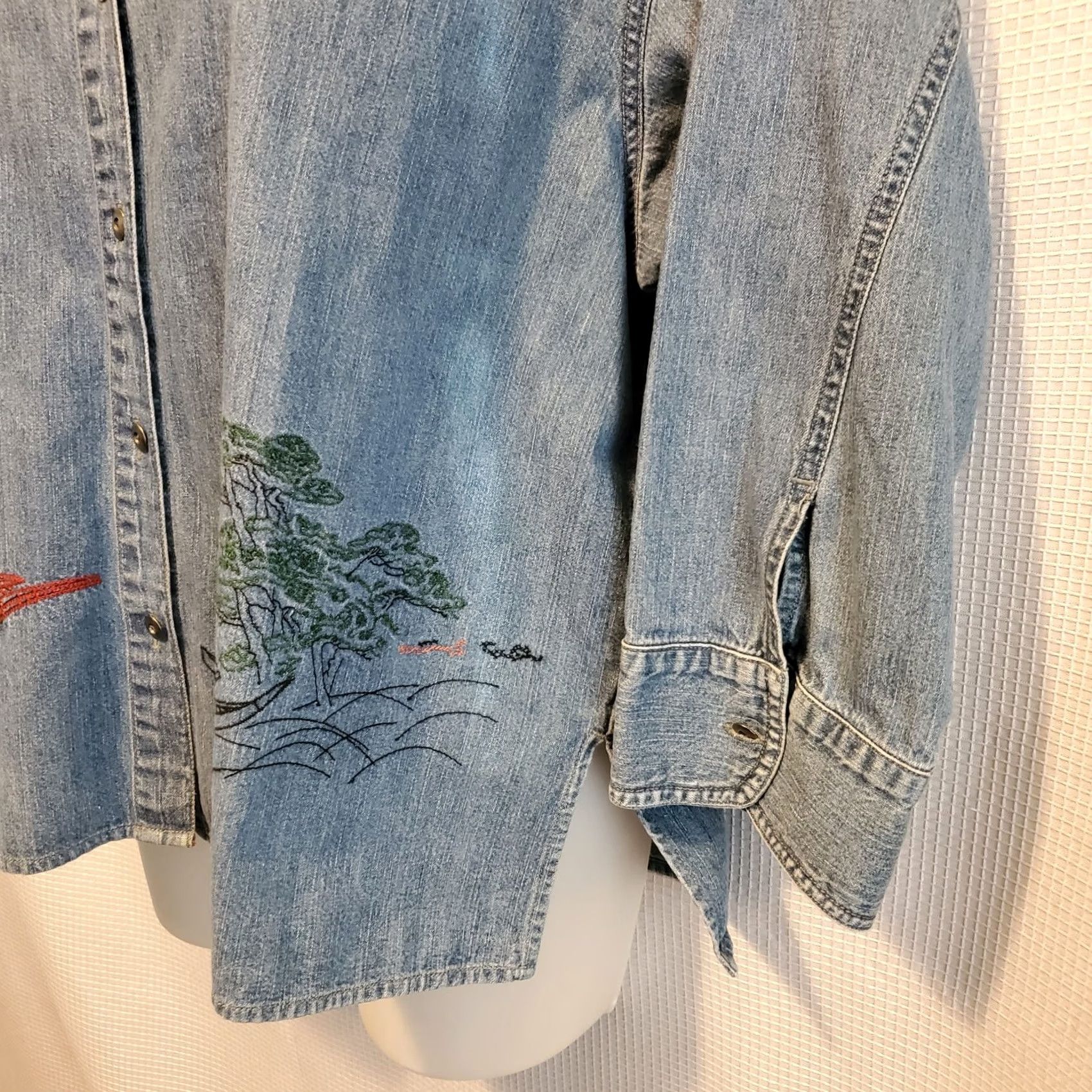 Vintage VINTAGE Chico's Designs Chambray Cropped Button-Front Top 2 Embroidered Japanese Bridge Scene, 3/4 Sleeve, Coastal Granny Womens Size XS / US 0-2 / IT 36-38 - 2 Thumbnail