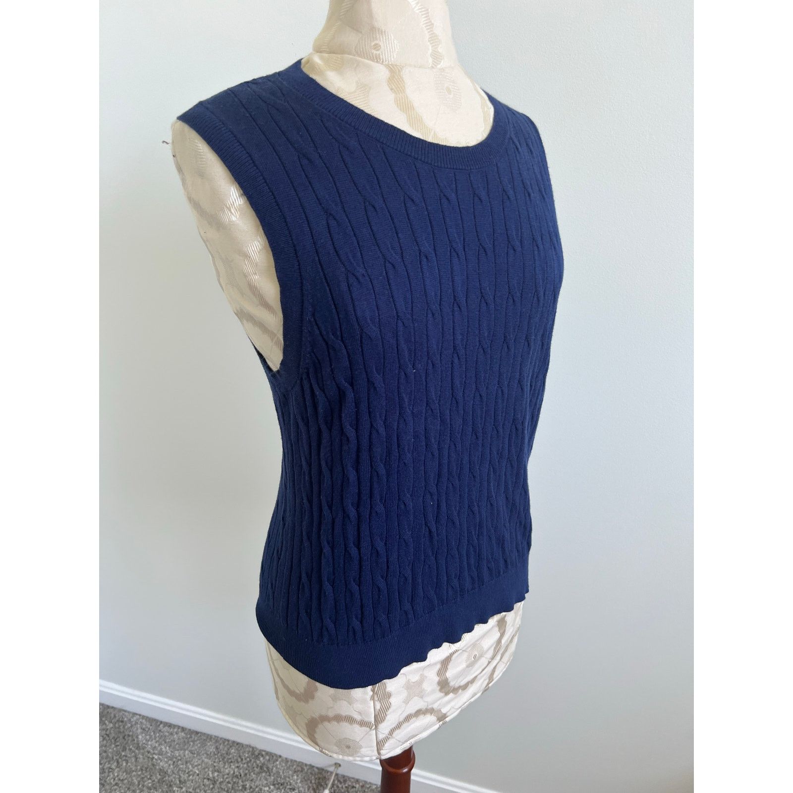 J.Crew J Crew Sleeveless Pullover Cable Knit Sweater Medium Size M / US 6-8 / IT 42-44 - 2 Thumbnail