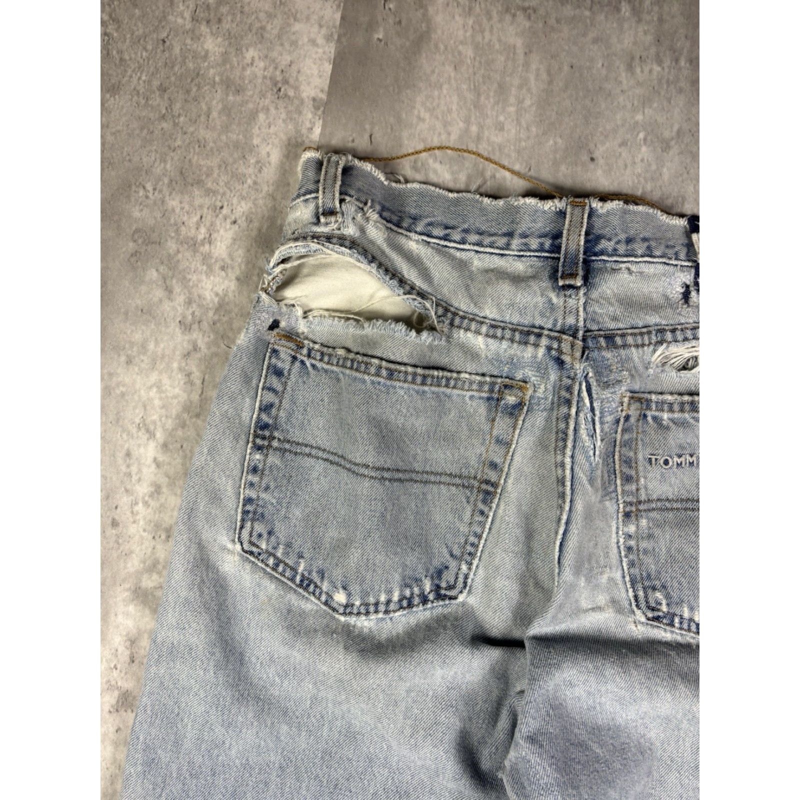 Tommy Hilfiger Vintage Tommy Hilfiger Jeans Distressed Baggy Fit Light Wash 32x32 Men Jeans blue 90s Relaxed Denim Cotton Logo Zipper Button 32in inseam Mens Size US 32 / EU 48 - 2 Thumbnail