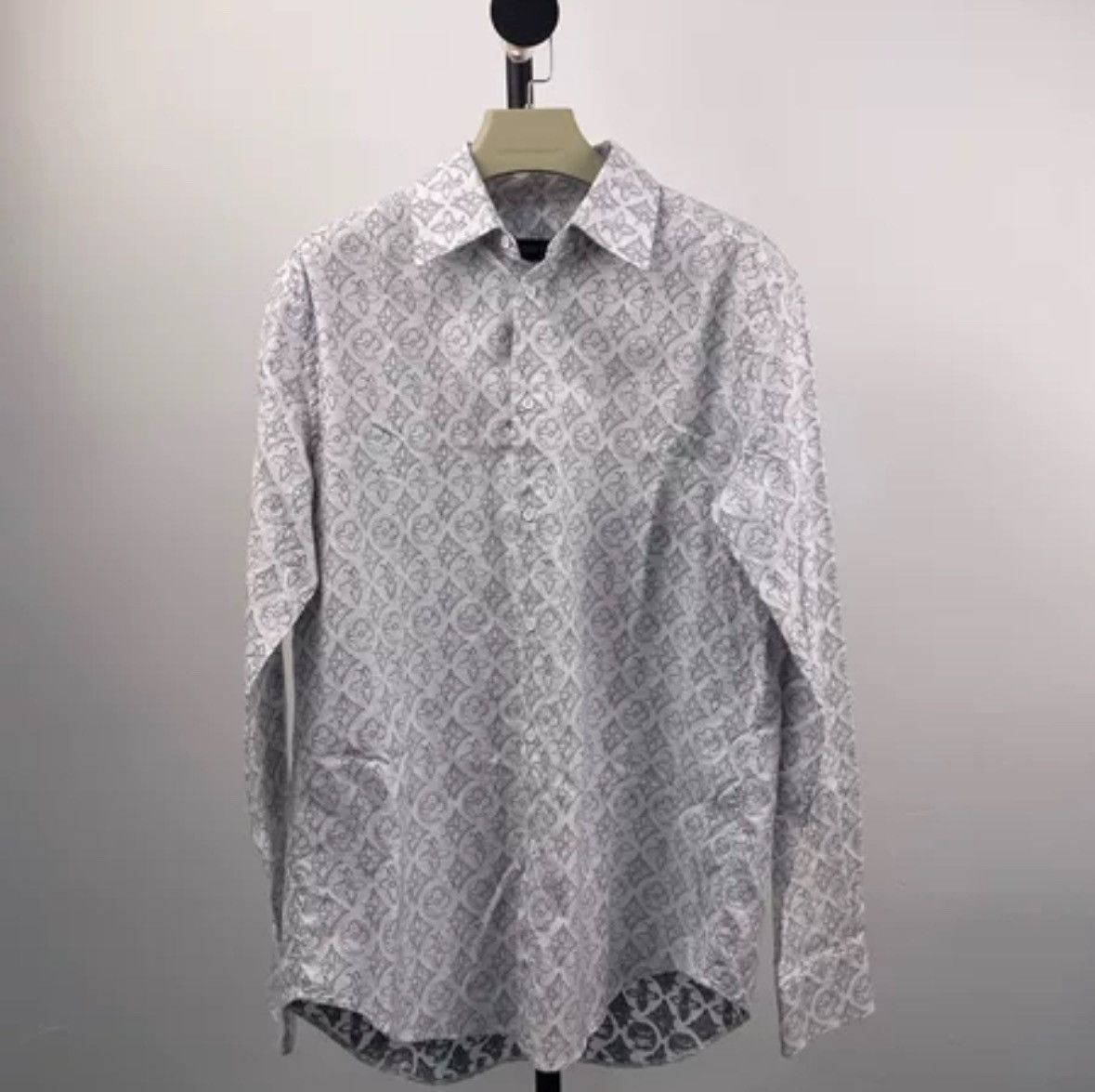 Louis Vuitton Louis Vuitton Grey and white embroidered shirt logo shirt Size US XL / EU 56 / 4 - 3 Thumbnail