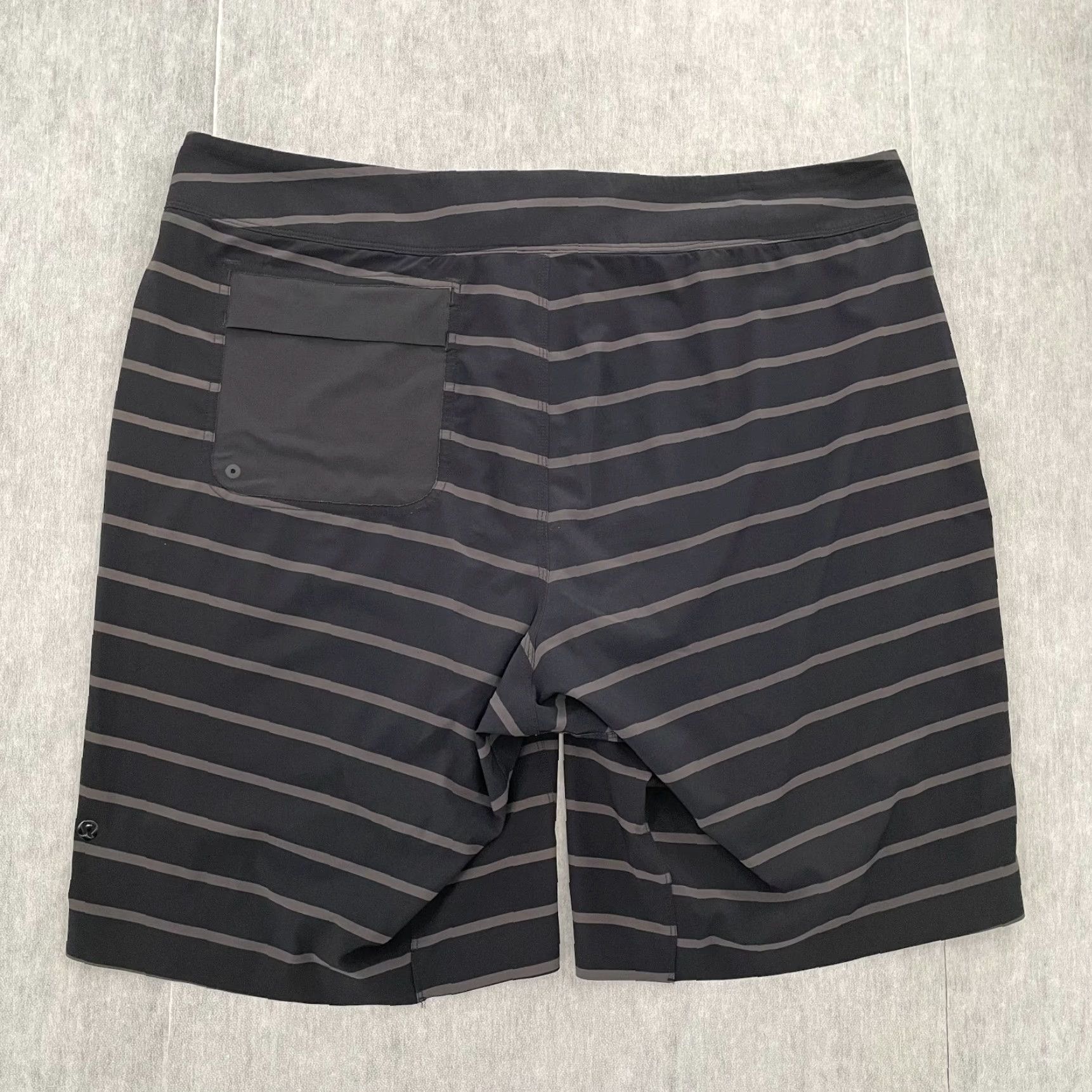 Lululemon Lululemon Shorts Adult 40 Black Gray Striped Pocket Mens Athletic Activewear Shorts Size US 40 / EU 56 - 2 Thumbnail