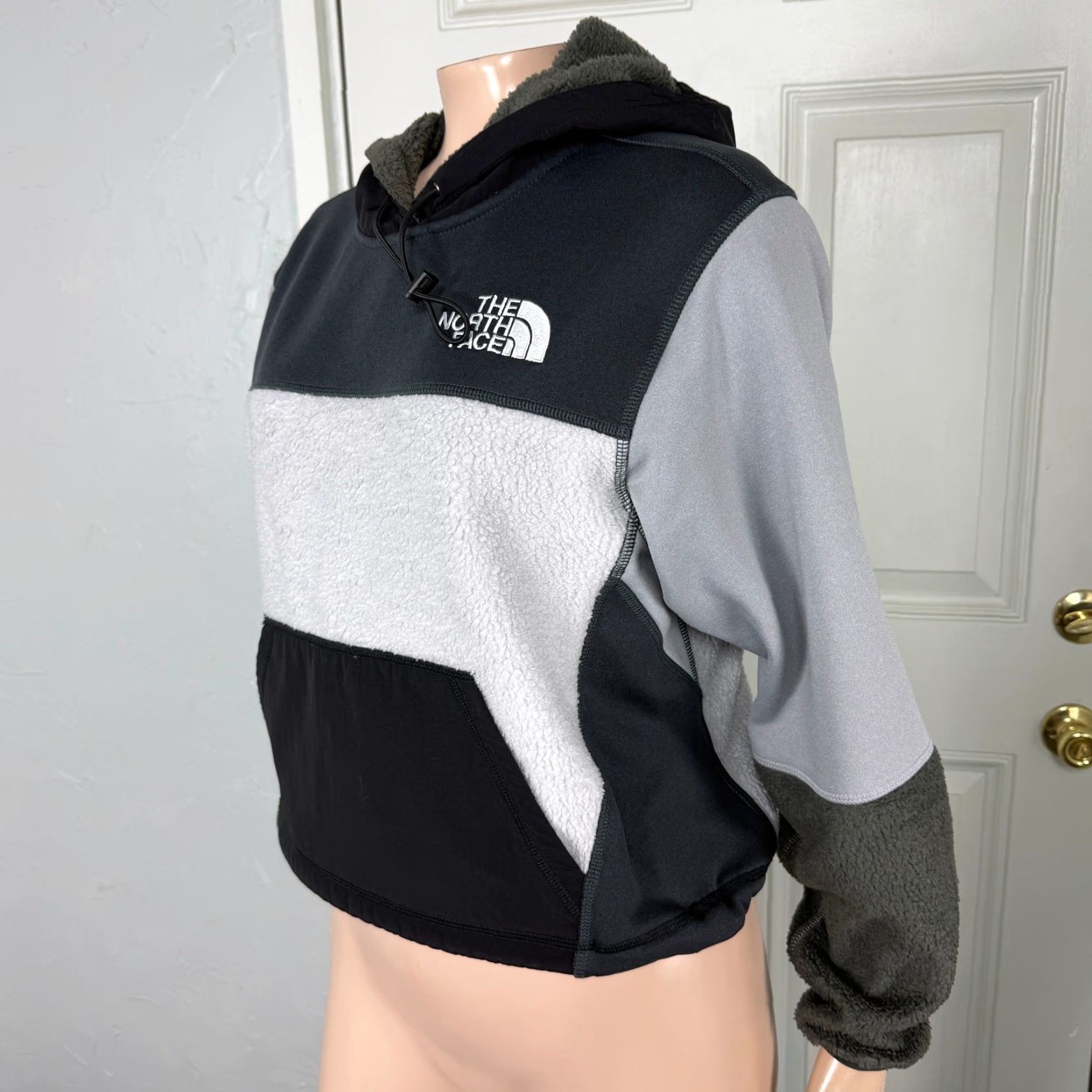 The North Face The North Face Women's Novelty Fleece Jacket XS Pullover Hooded Zip Short Jacket Black Solid Logo Classic Size XS / US 0-2 / IT 36-38 - 2 Thumbnail