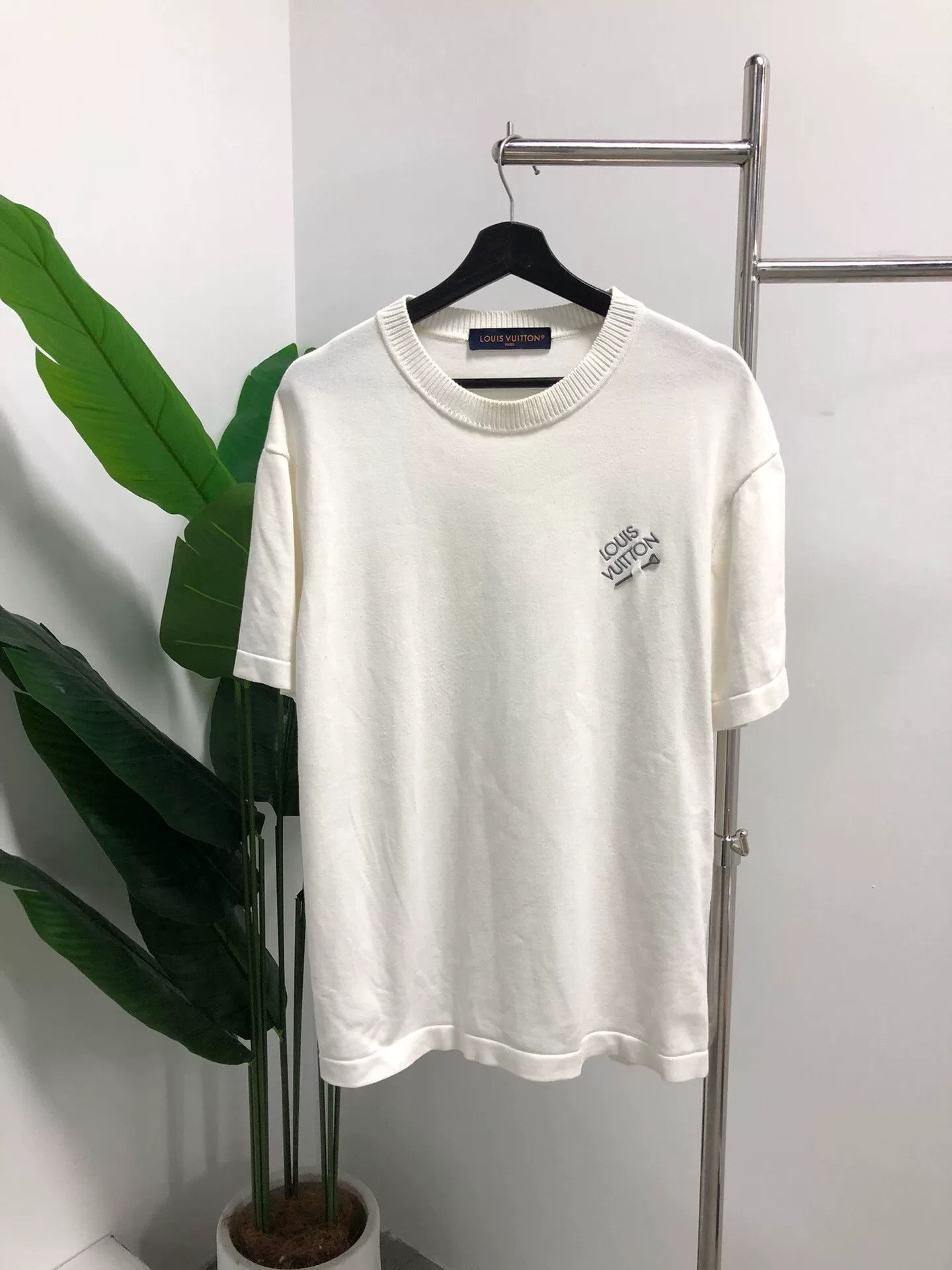 Louis Vuitton Louis Vuitton Safety Pin Logo T-Shirt L Size US L / EU 52-54 / 3 - 1 Thumbnail