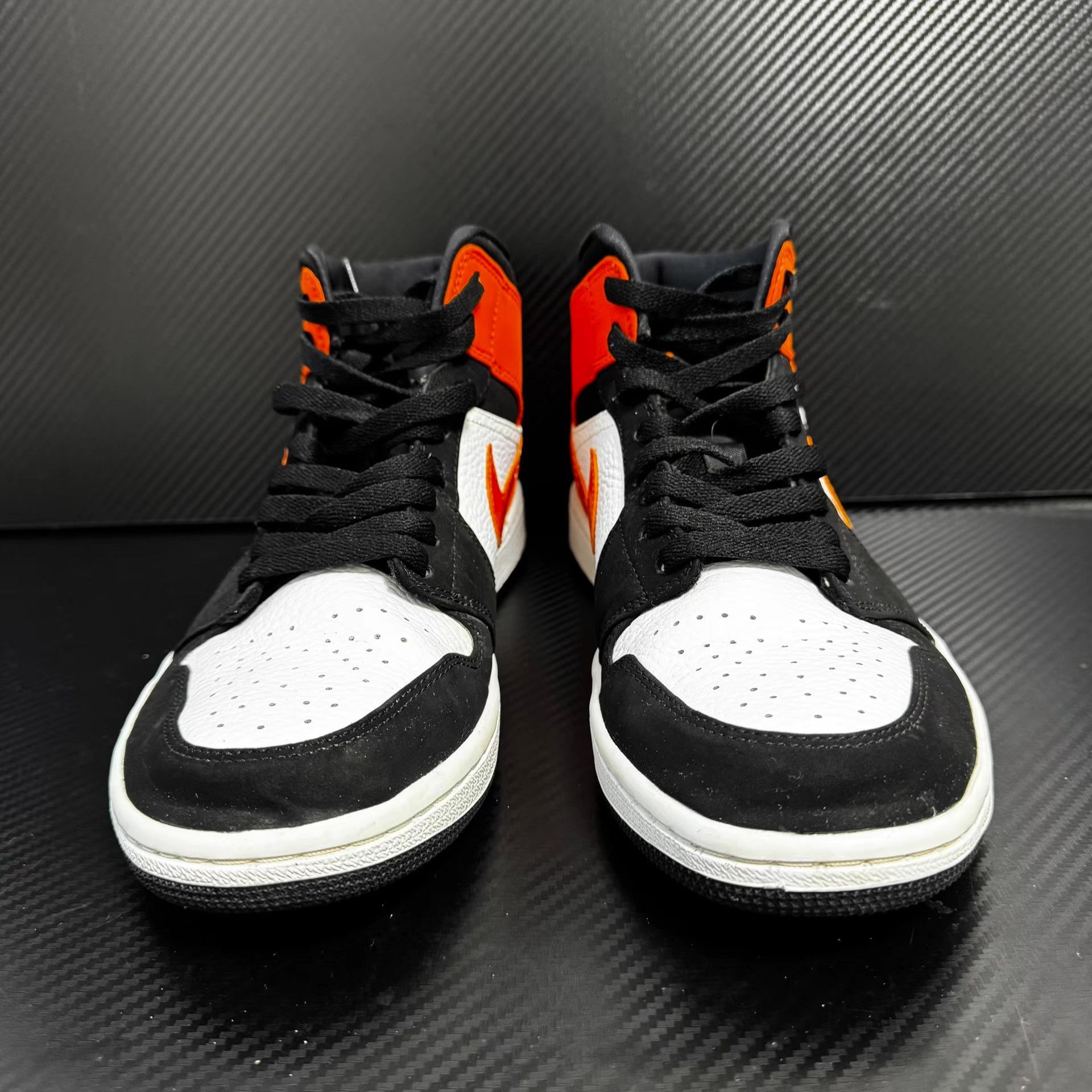 Nike Nike Air Jordan 1 Mid Q11 Size US 8.5 / EU 41-42 - 2 Thumbnail