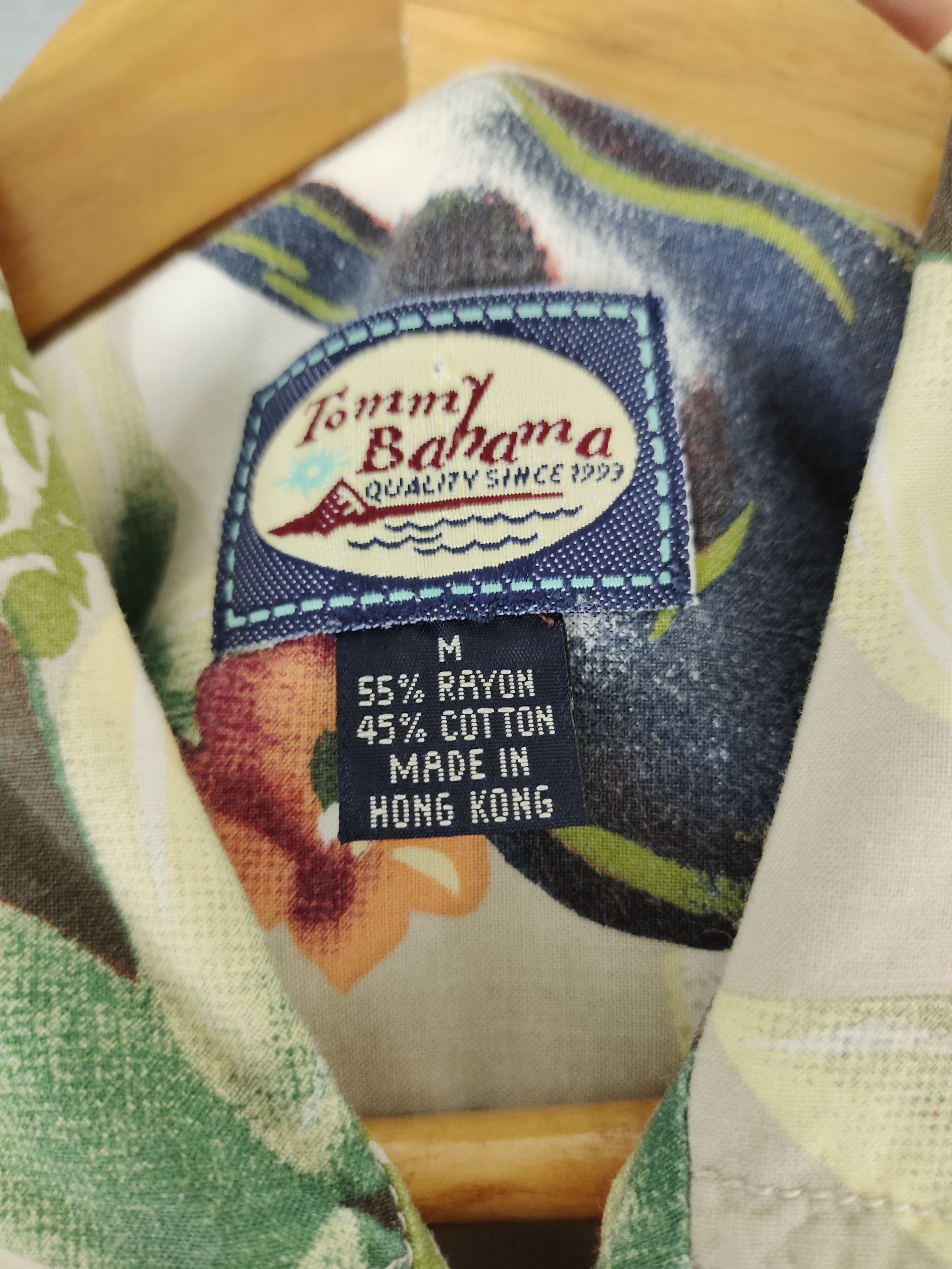 Tommy Bahama 1990s Tommy Bahama Guitar & Flower Printed Hawaiian Shirt Size US M / EU 48-50 / 2 - 13 Thumbnail