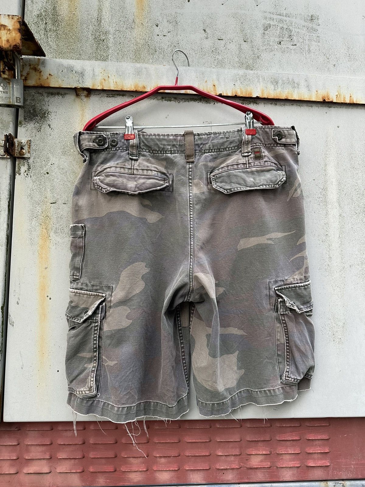 Vintage Vintage THRASHED Old Navy Camo Cargos Size US 35 - 9 Thumbnail
