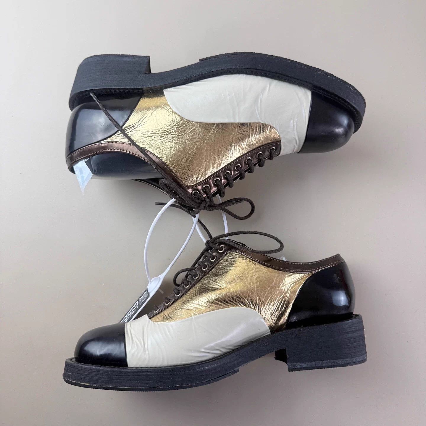 Chanel CHANEL Platinum Lace-Up CC Gold Logo Derby Shoe EU 37 Size US 6 / IT 36 - 5 Thumbnail