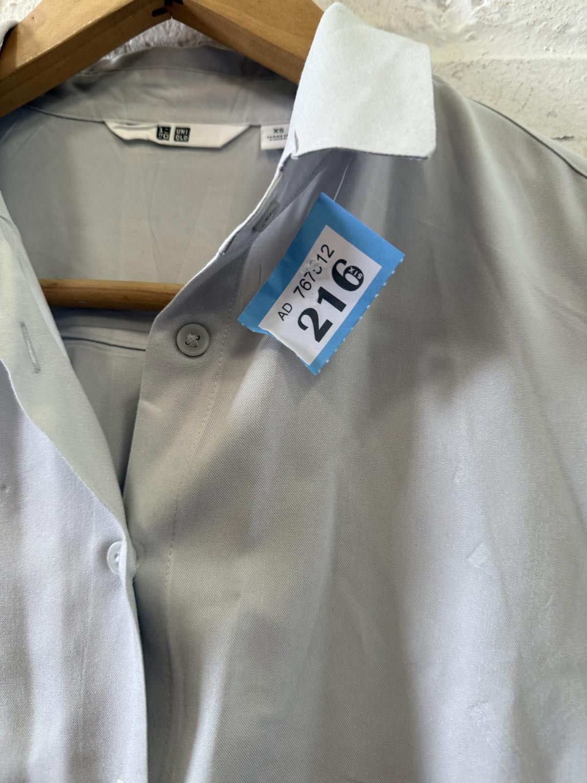Uniqlo Uniqlo Women's Light Gray Button-Up Shirt XS Size XS / US 0-2 / IT 36-38 - 2 Thumbnail