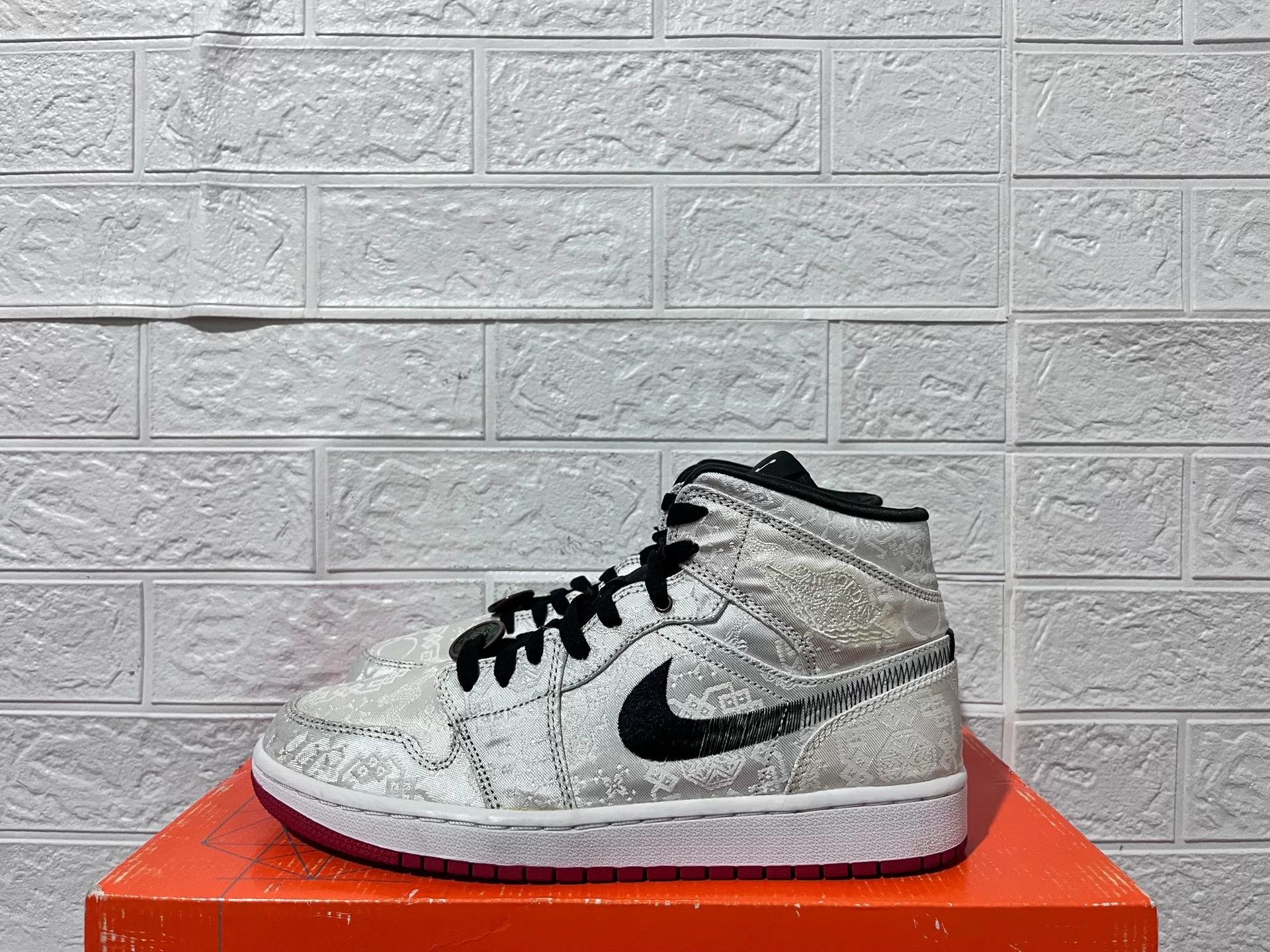 Nike Nike AJ1 White Lowtop Sneakers 9 Men Size US 9 / EU 42 - 1 Thumbnail