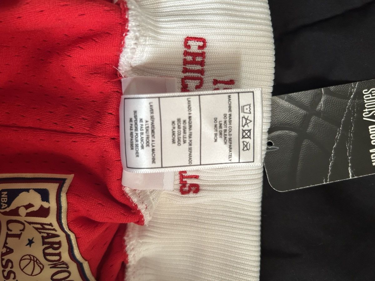 Mitchell & Ness Authentic Mitchell&ness Chicago Bulls 97-98 shorts Size US 40 / EU 56 - 6 Thumbnail