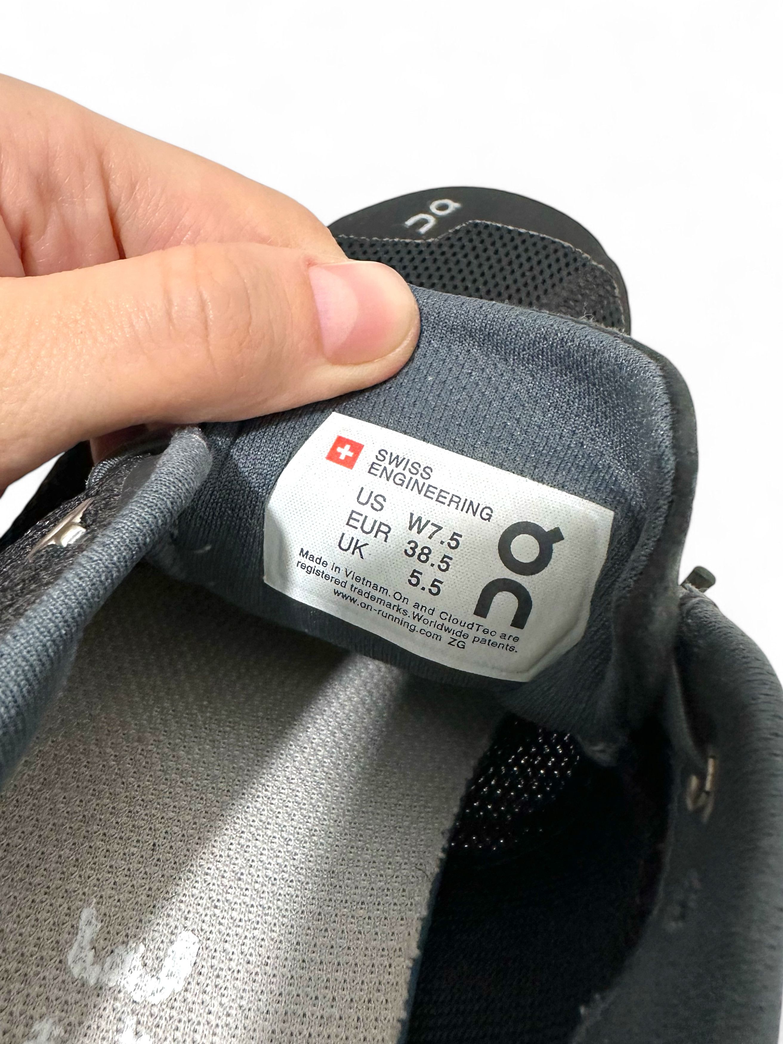 On Sz 7.5 On Running Cloud Low Top Sneakers Size US 7.5 / IT 37.5 - 7 Thumbnail