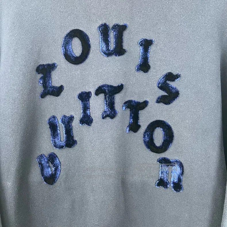Louis Vuitton Louis Vuitton size 4l Blue logo flocked letter sweatshirt Size US M / EU 48-50 / 2 - 5 Thumbnail