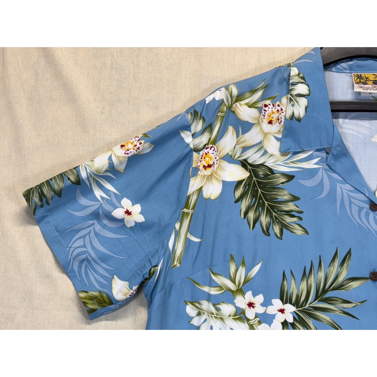 The Unbranded Brand Winnie Fashion Hawaii Men’s Aloha Shirt Blue Floral Rayon XL Size US XL / EU 56 / 4 - 8 Thumbnail