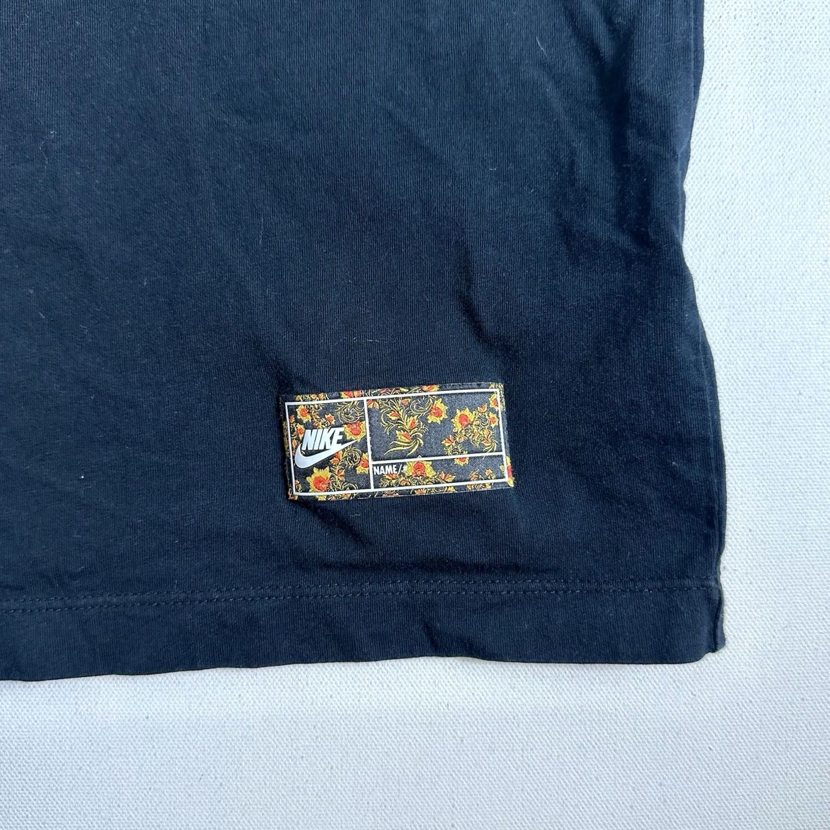 Nike Nike Tee Sportswear Russian Floral Tee Mens Large T-Shirt Black RARE! Size US L / EU 52-54 / 3 - 4 Thumbnail