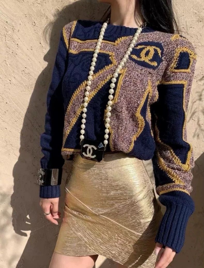 Chanel Chanel 21A Castle Series Dark Blue Gold Round Neck Long-sl Size XS / US 0-2 / IT 36-38 - 4 Thumbnail