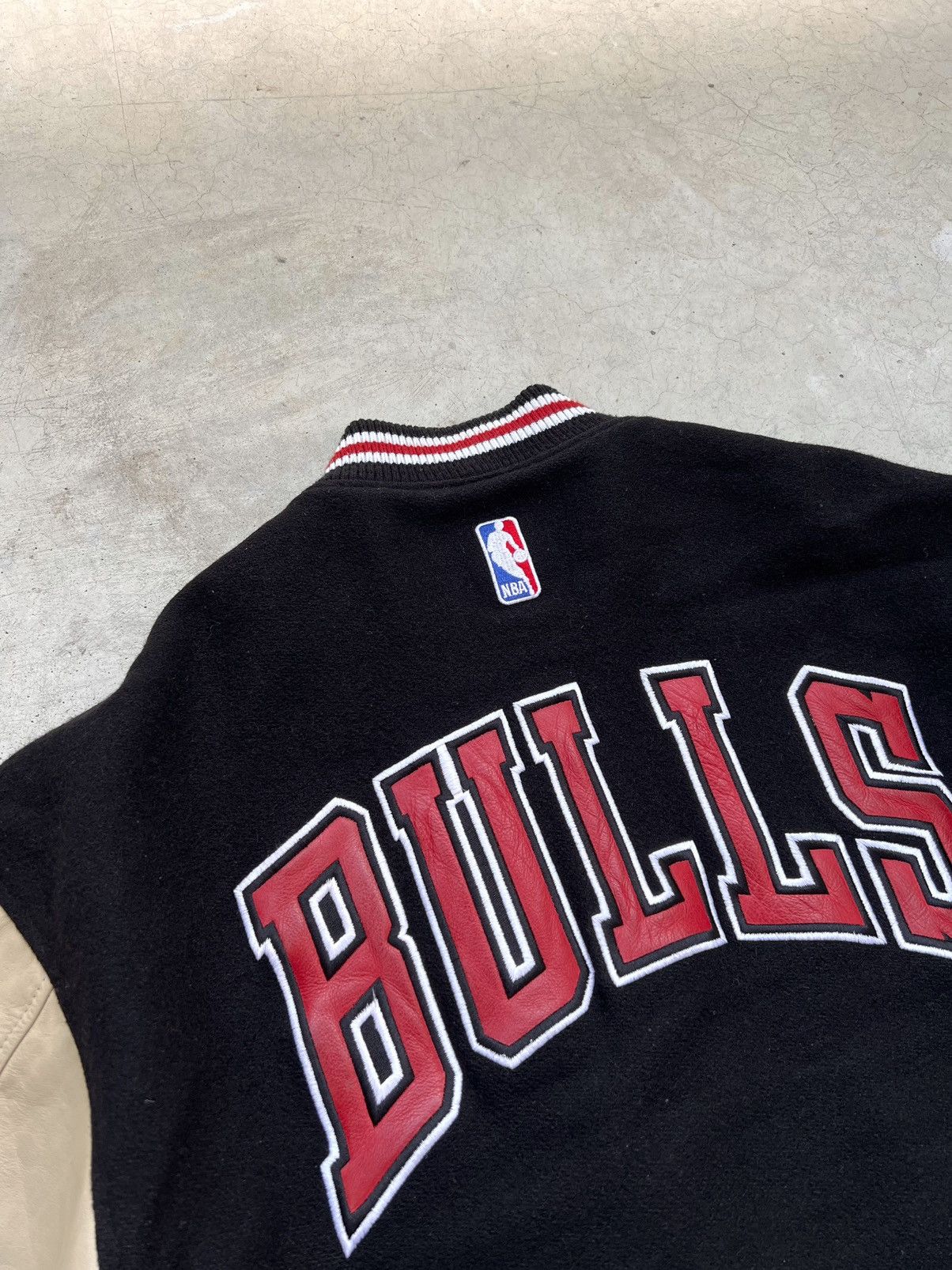 NBA Nike 90s Bulls Wool Leather Varsity Vintage Jacket Rare NBA Size US XL / EU 56 / 4 - 5 Thumbnail