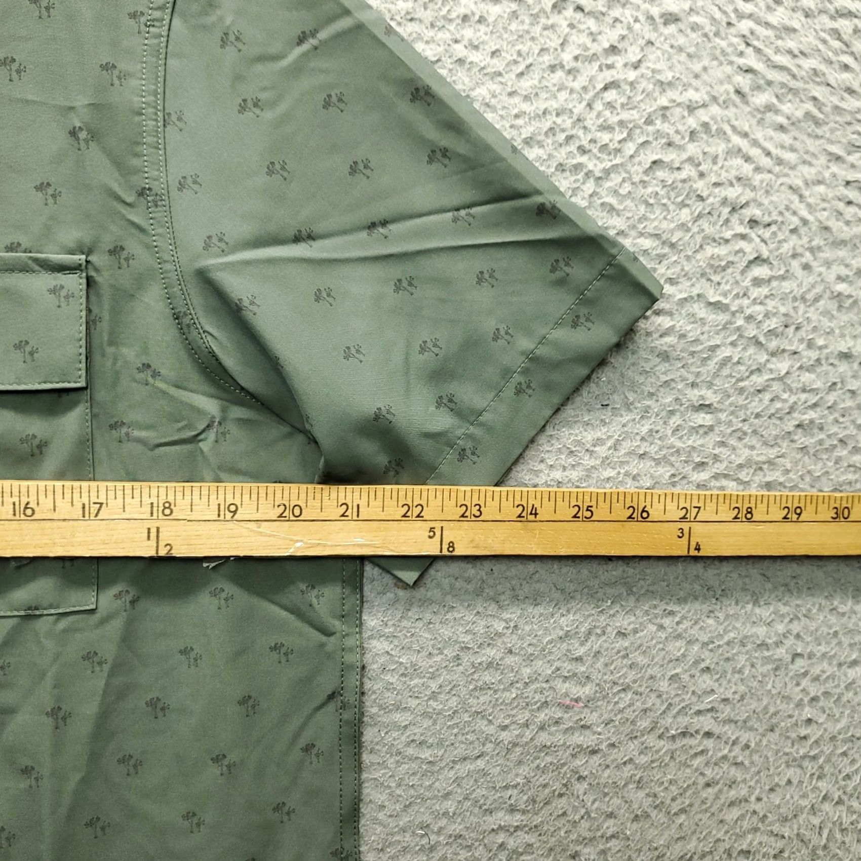 Vintage Voyager Button-Up Shirt: Mens Size S Green Tree Print Collared Camping Fishing Short Sleeve Size US S / EU 44-46 / 1 - 4 Thumbnail