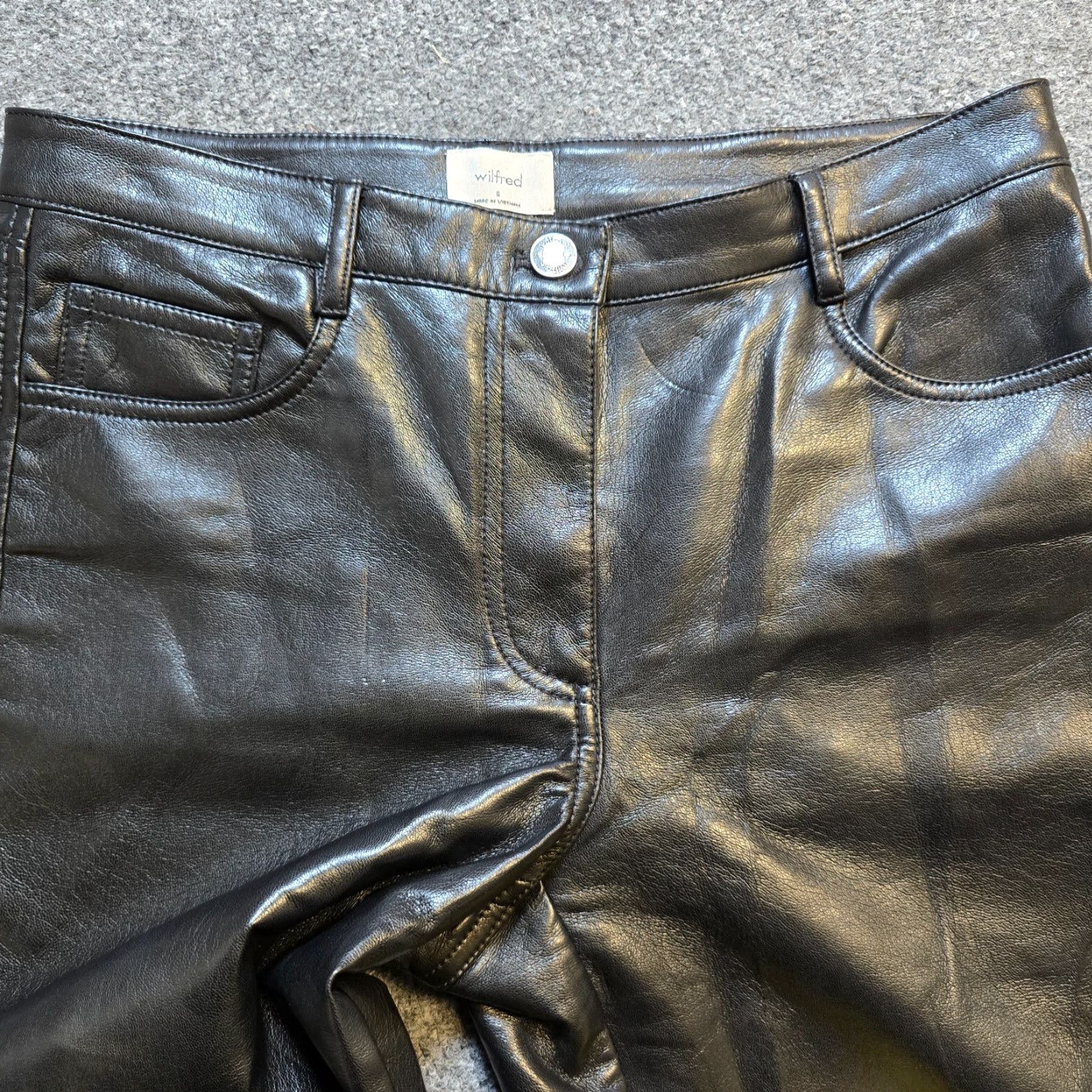 Vintage Wilfred Pants Womens Small Black Faux Leather Straight Leg Stretch Ankle 90s Biker City Capsule Mens? Size 28" / US 6 / IT 42 - 3 Thumbnail